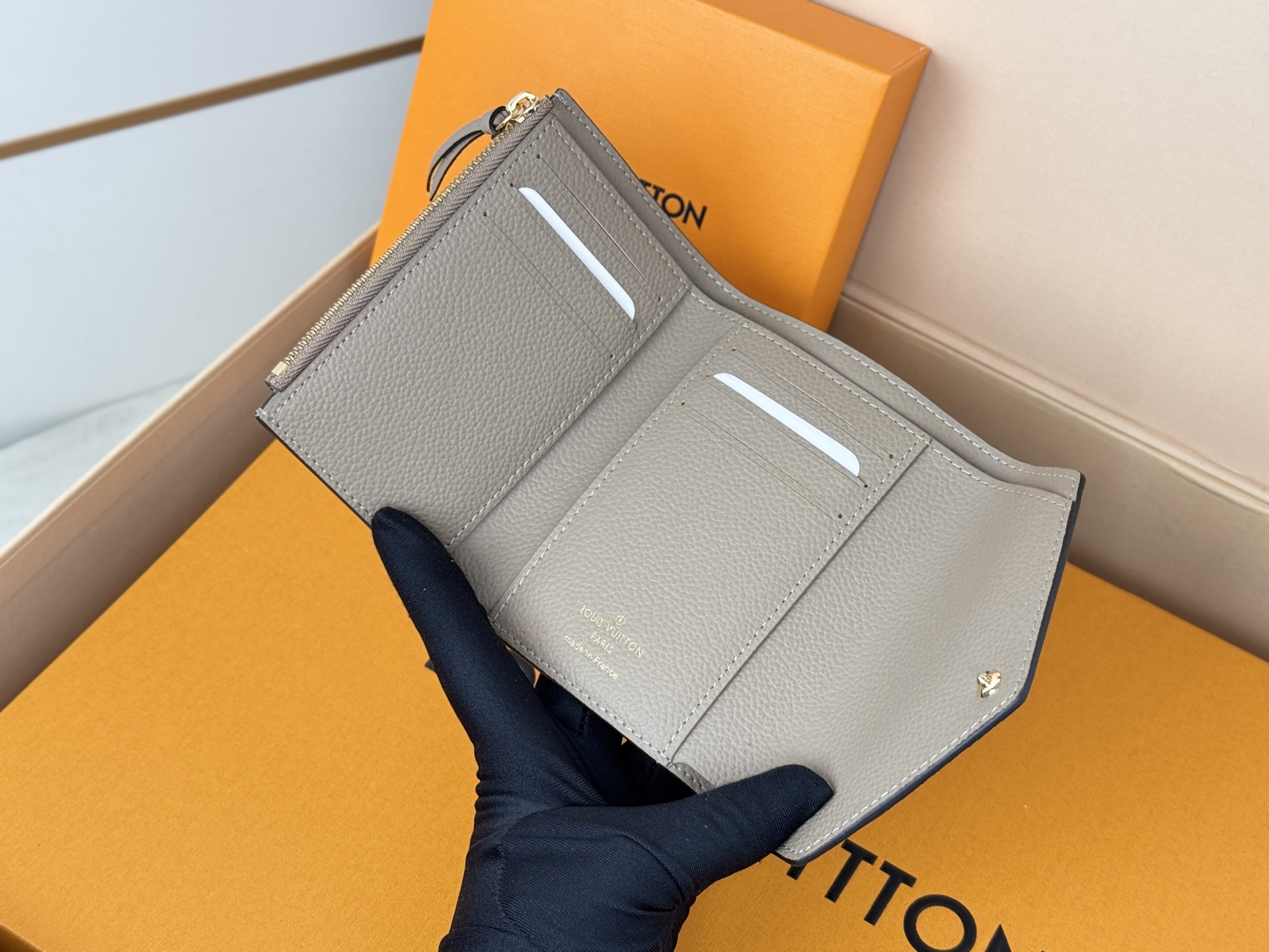 Louis Vuitton M81861杏色 這款Victorine錢包採用柔軟的粒面Monogram