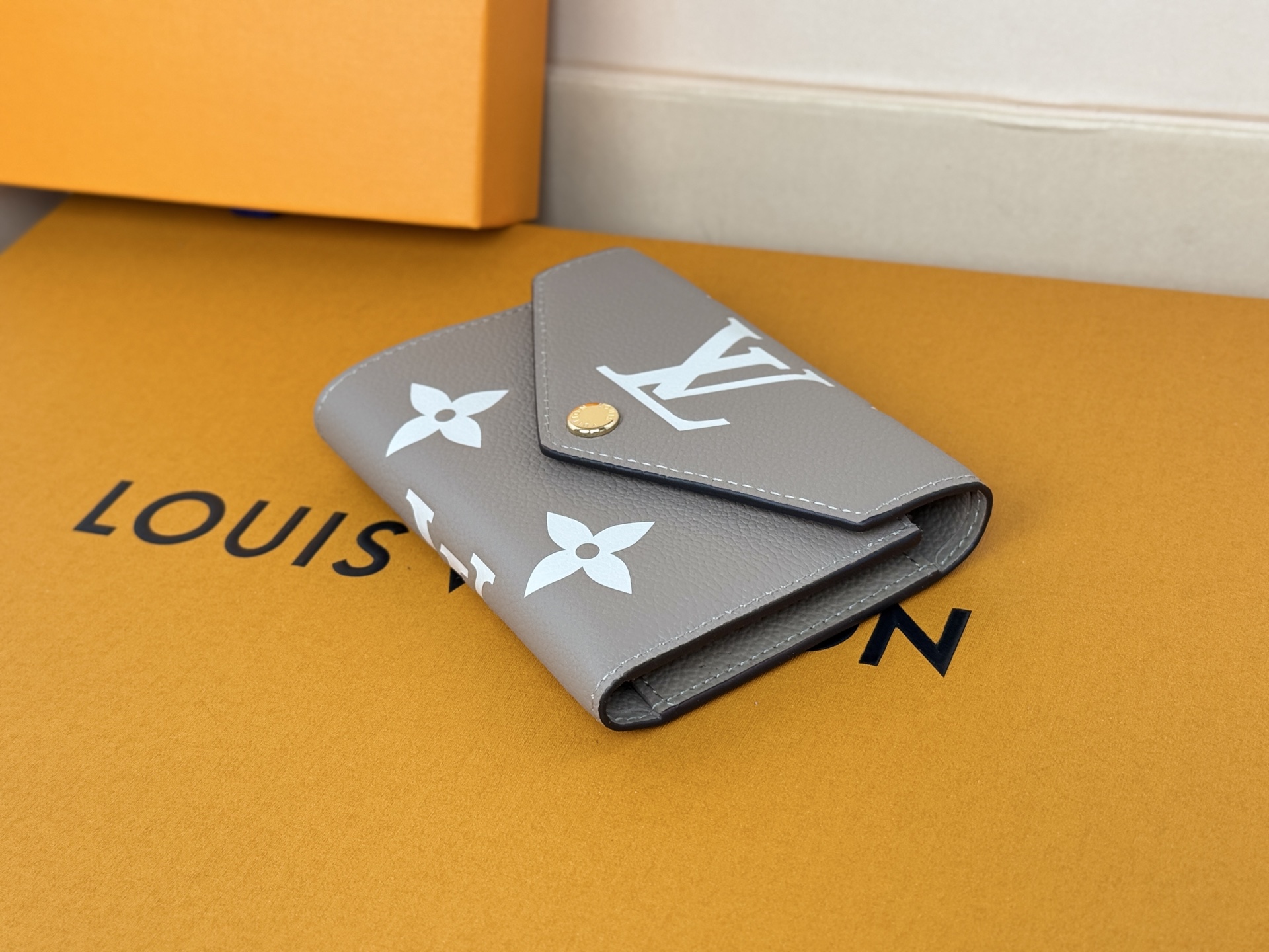 Louis Vuitton M81861杏色 這款Victorine錢包採用柔軟的粒面Monogram