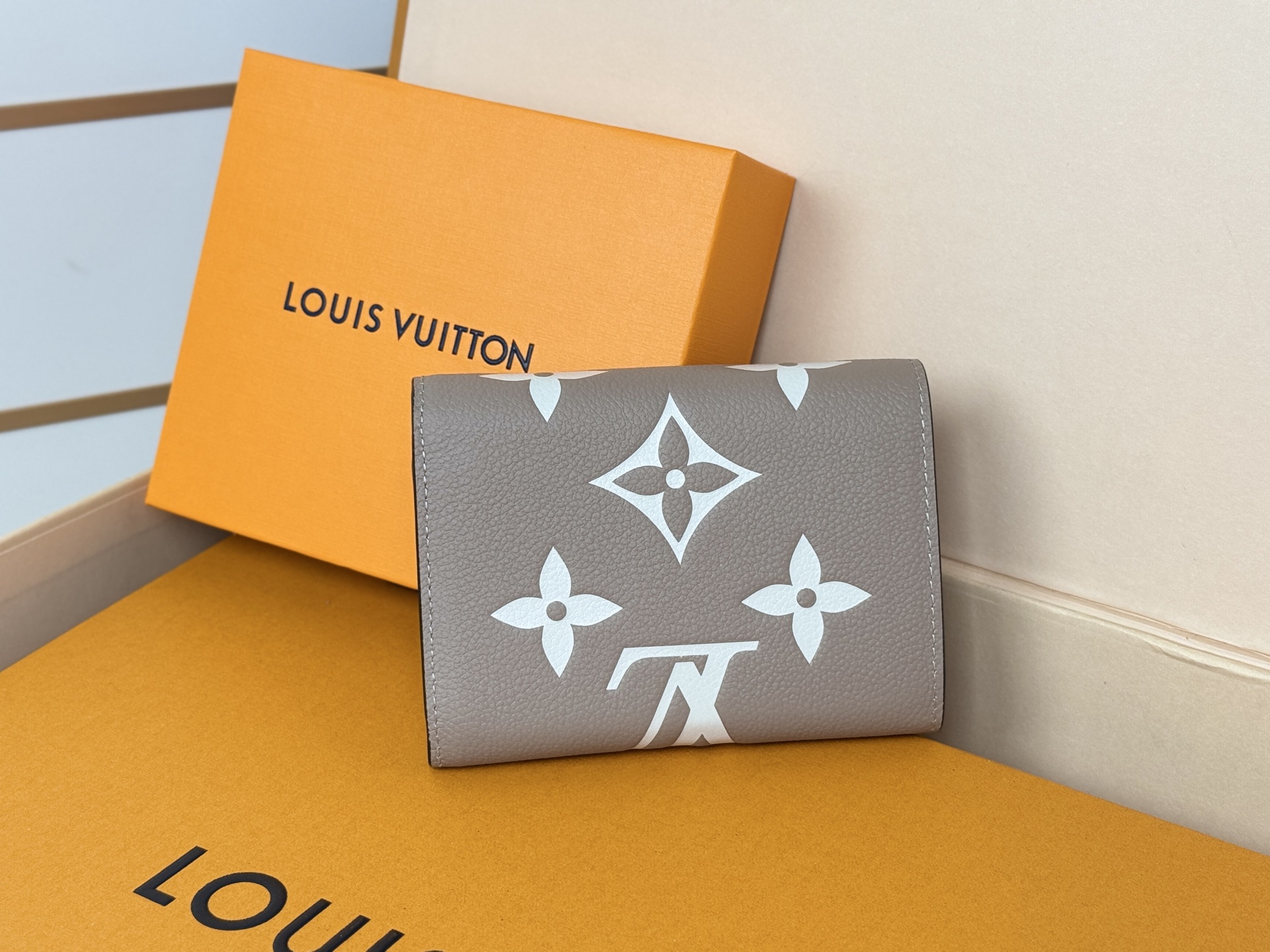 Louis Vuitton M81861杏色 這款Victorine錢包採用柔軟的粒面Monogram