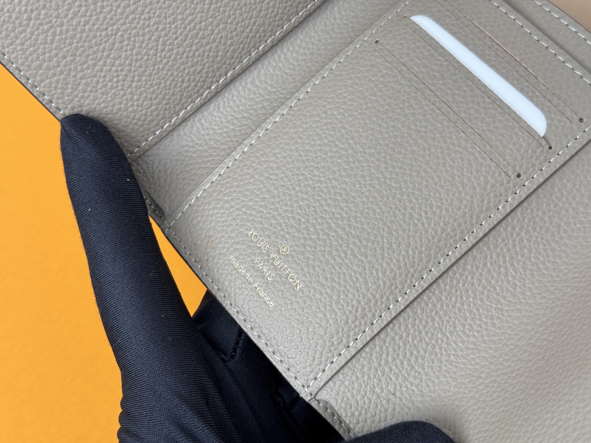 Louis Vuitton M81861杏色 這款Victorine錢包採用柔軟的粒面Monogram