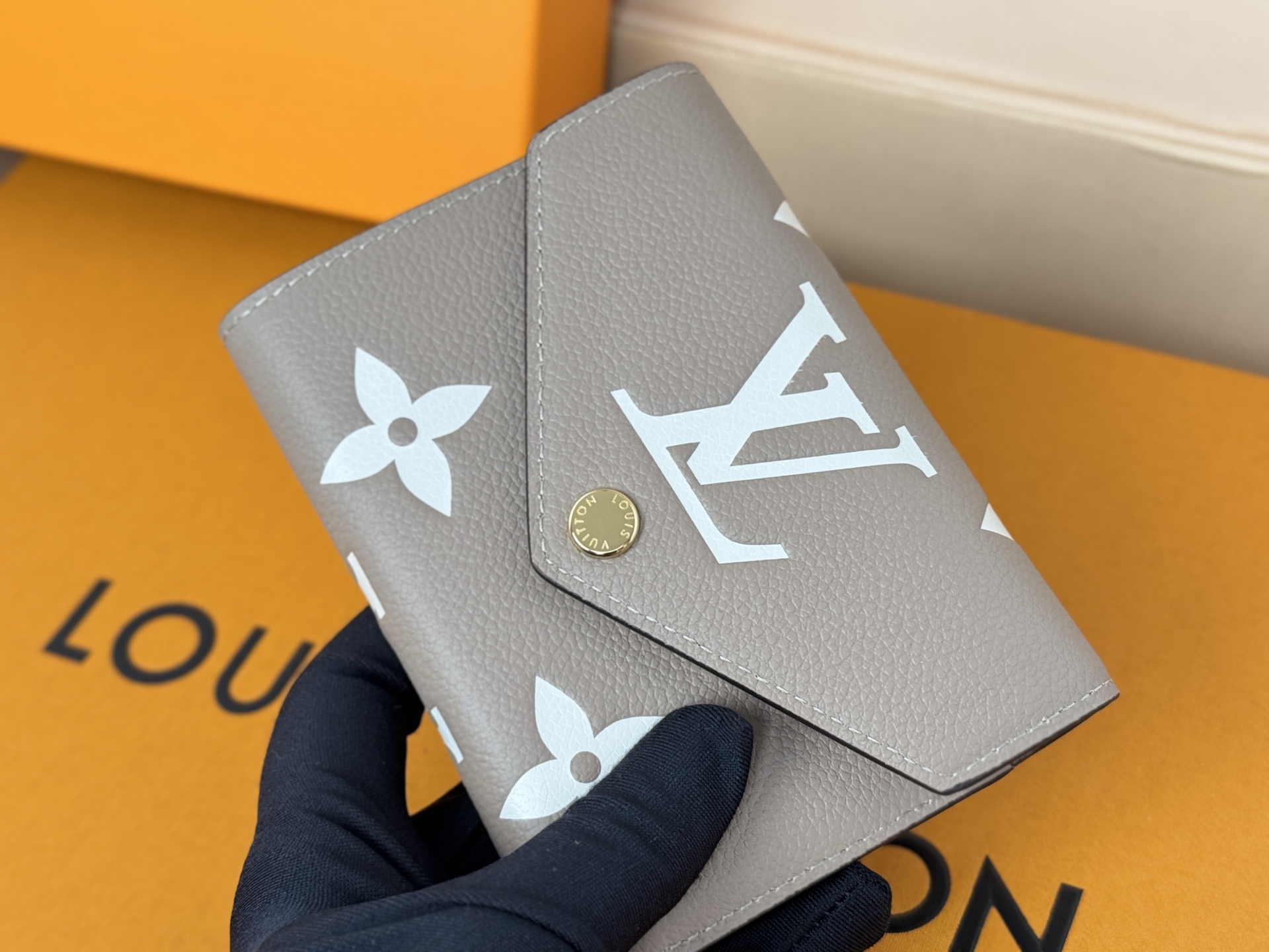 Louis Vuitton M81861杏色 這款Victorine錢包採用柔軟的粒面Monogram