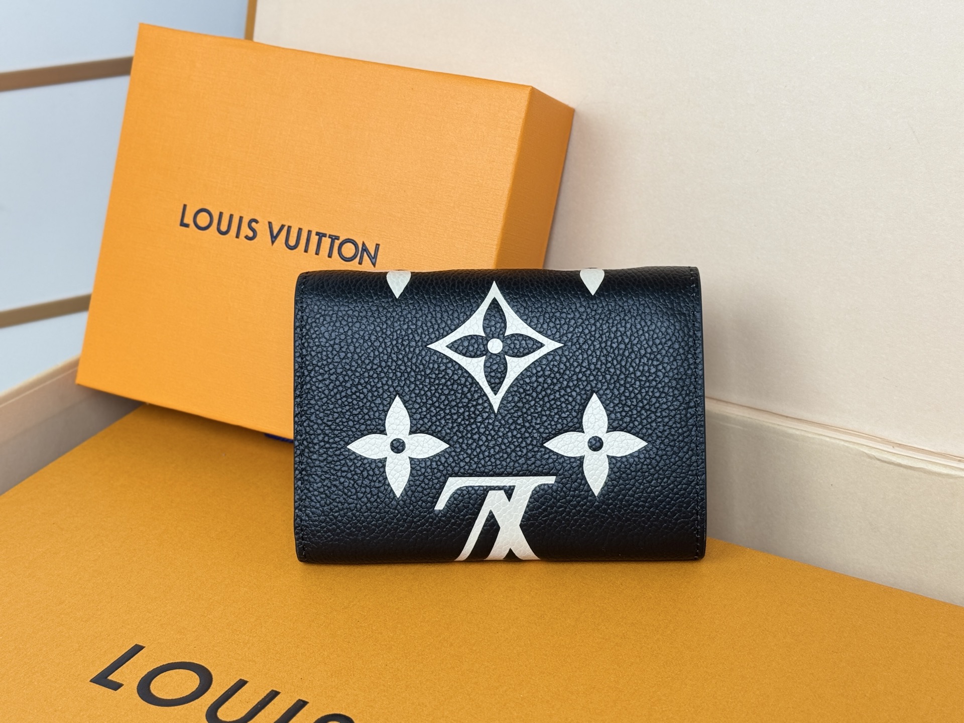 Louis Vuitton M80968黑色這款Victorine錢包以柔軟的粒面Monogram