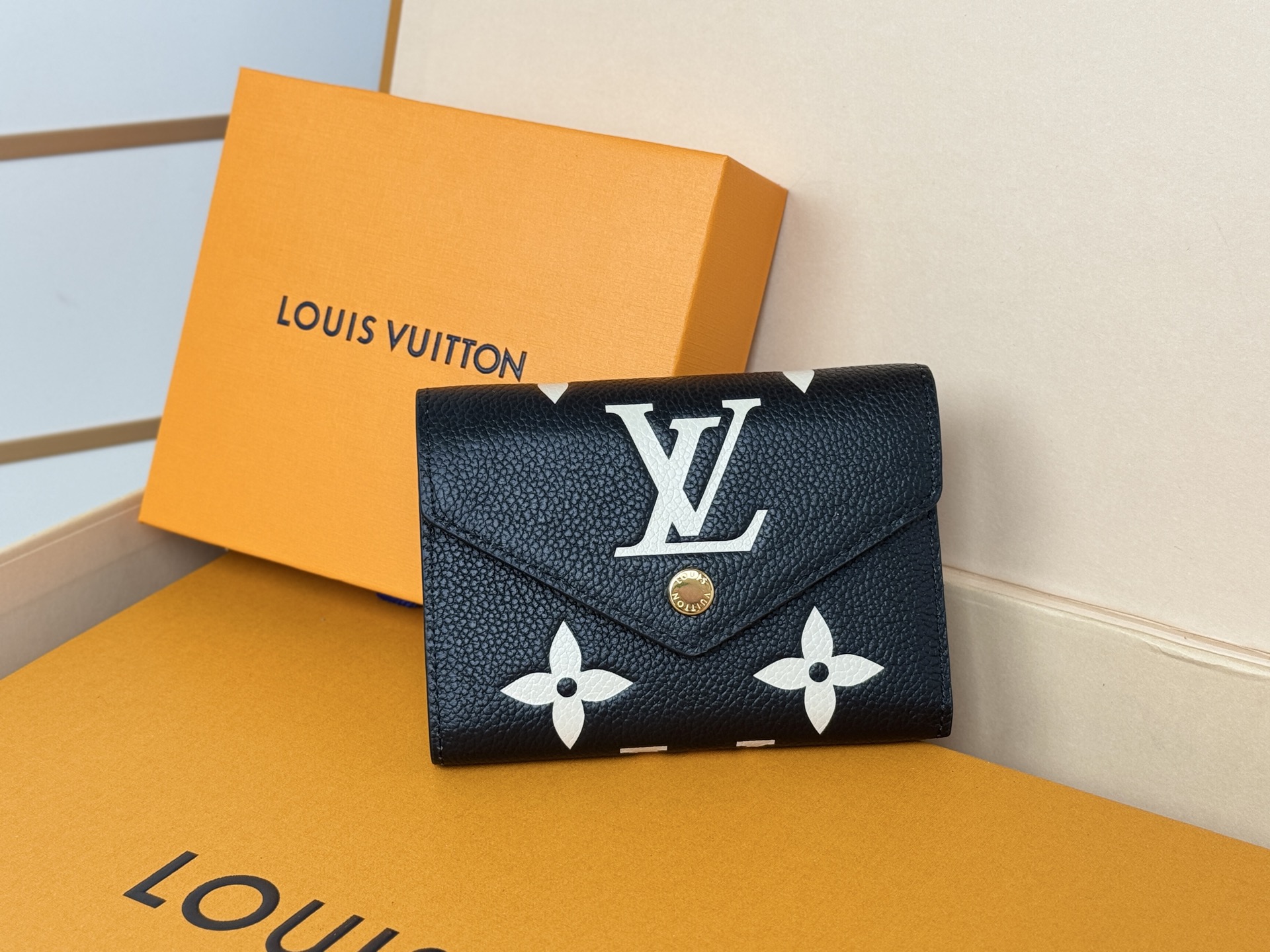 Louis Vuitton M80968黑色這款Victorine錢包以柔軟的粒面Monogram