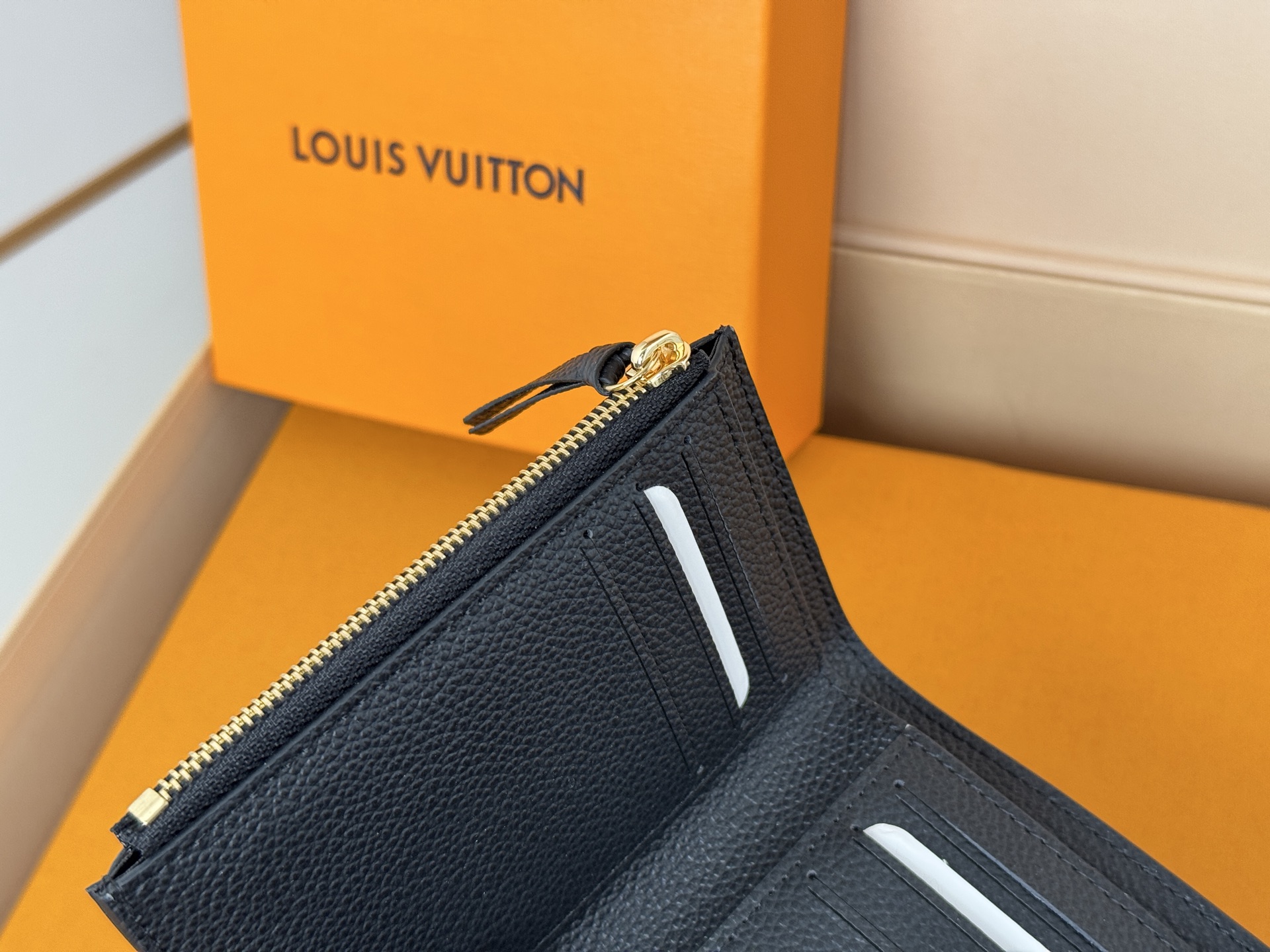 Louis Vuitton M80968黑色這款Victorine錢包以柔軟的粒面Monogram