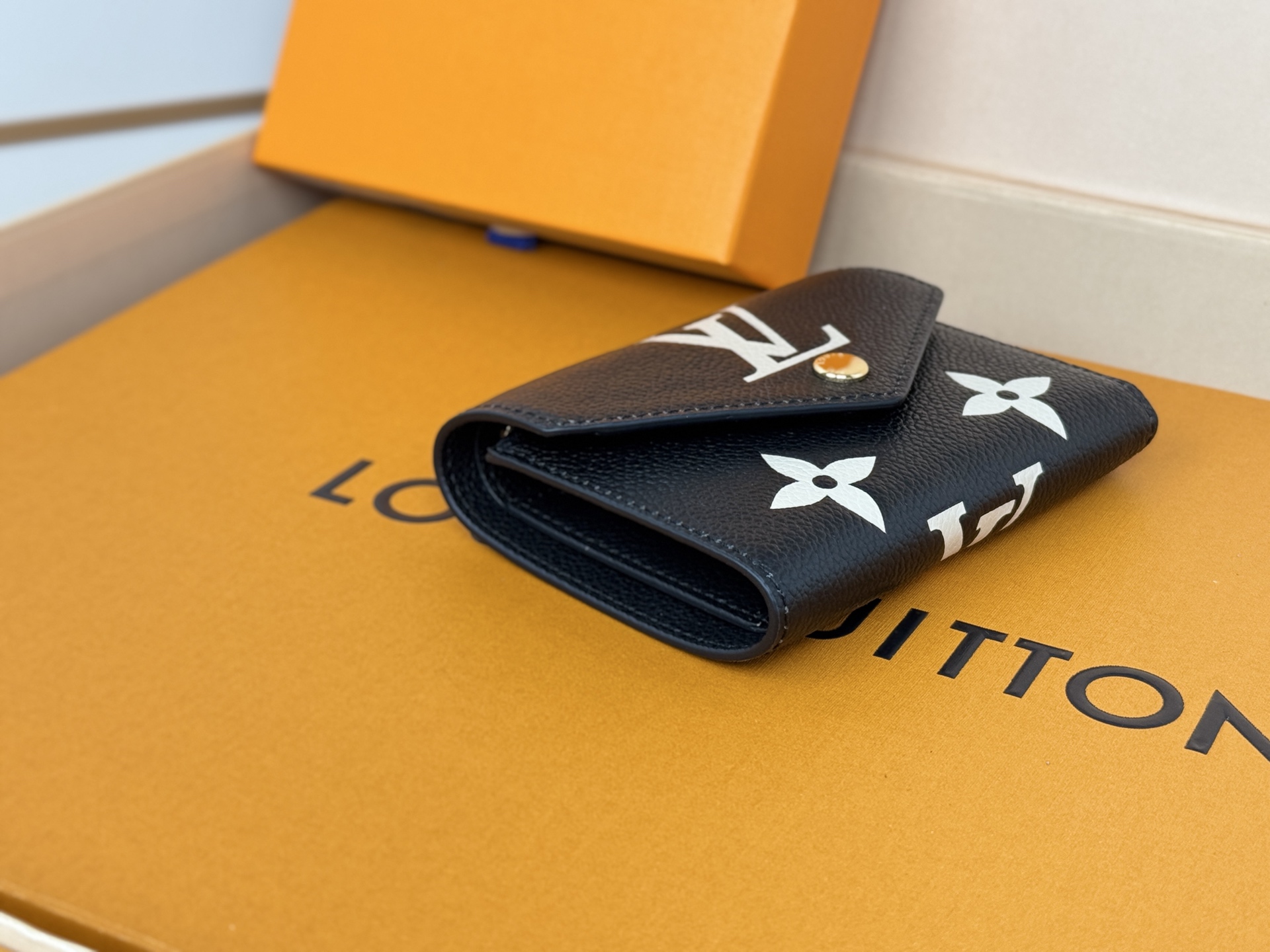 Louis Vuitton M80968黑色這款Victorine錢包以柔軟的粒面Monogram
