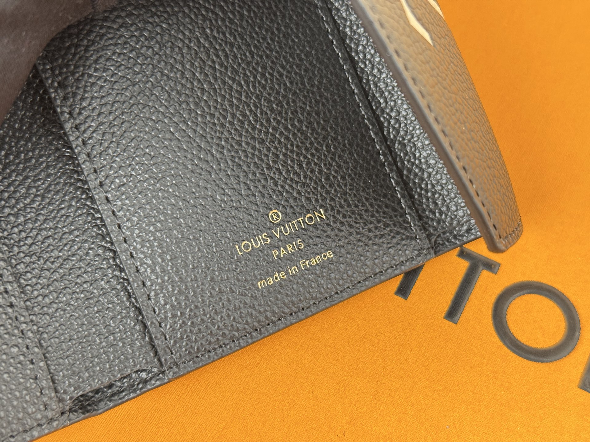 Louis Vuitton M80968黑色這款Victorine錢包以柔軟的粒面Monogram