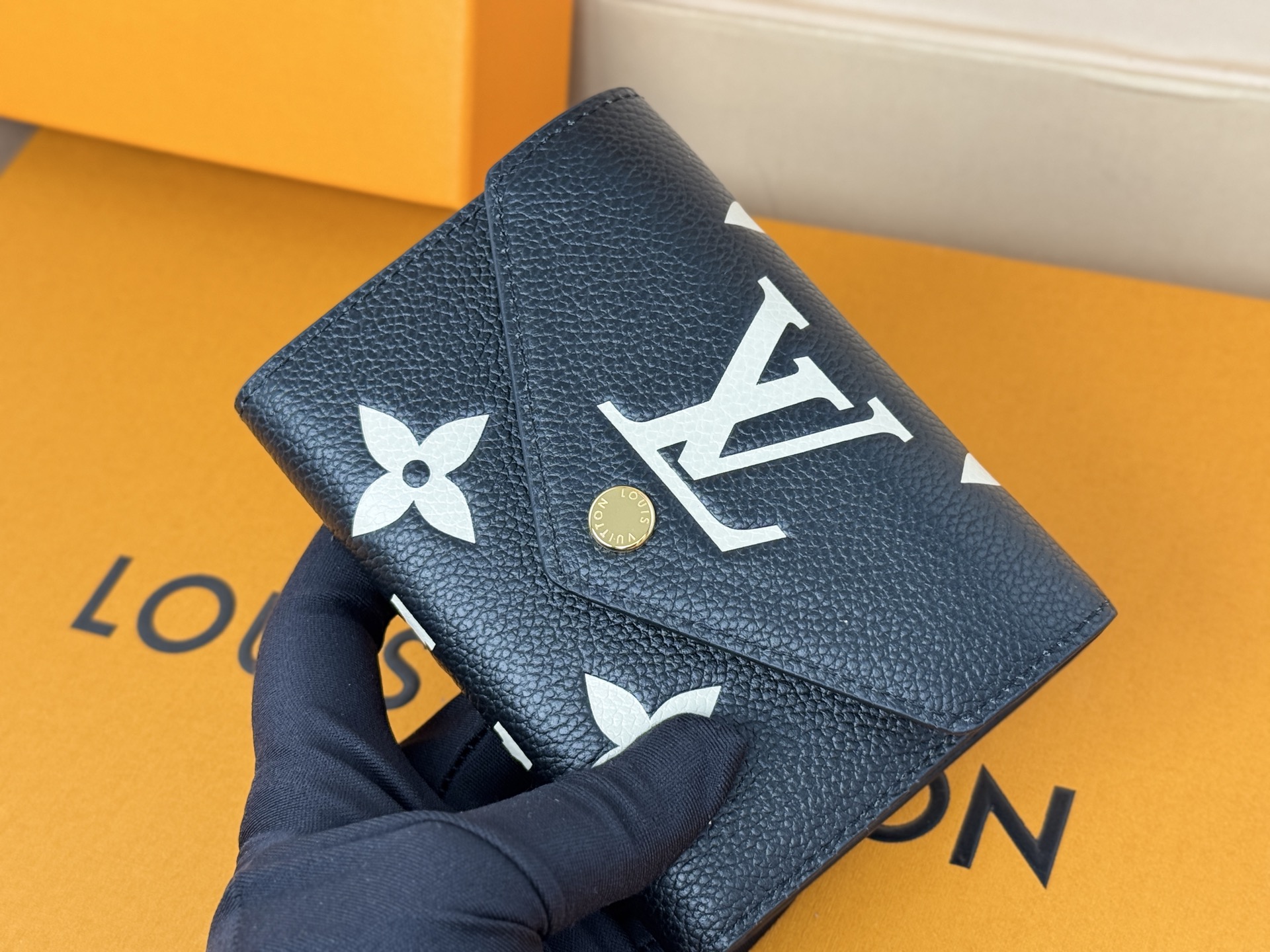 Louis Vuitton M80968黑色這款Victorine錢包以柔軟的粒面Monogram