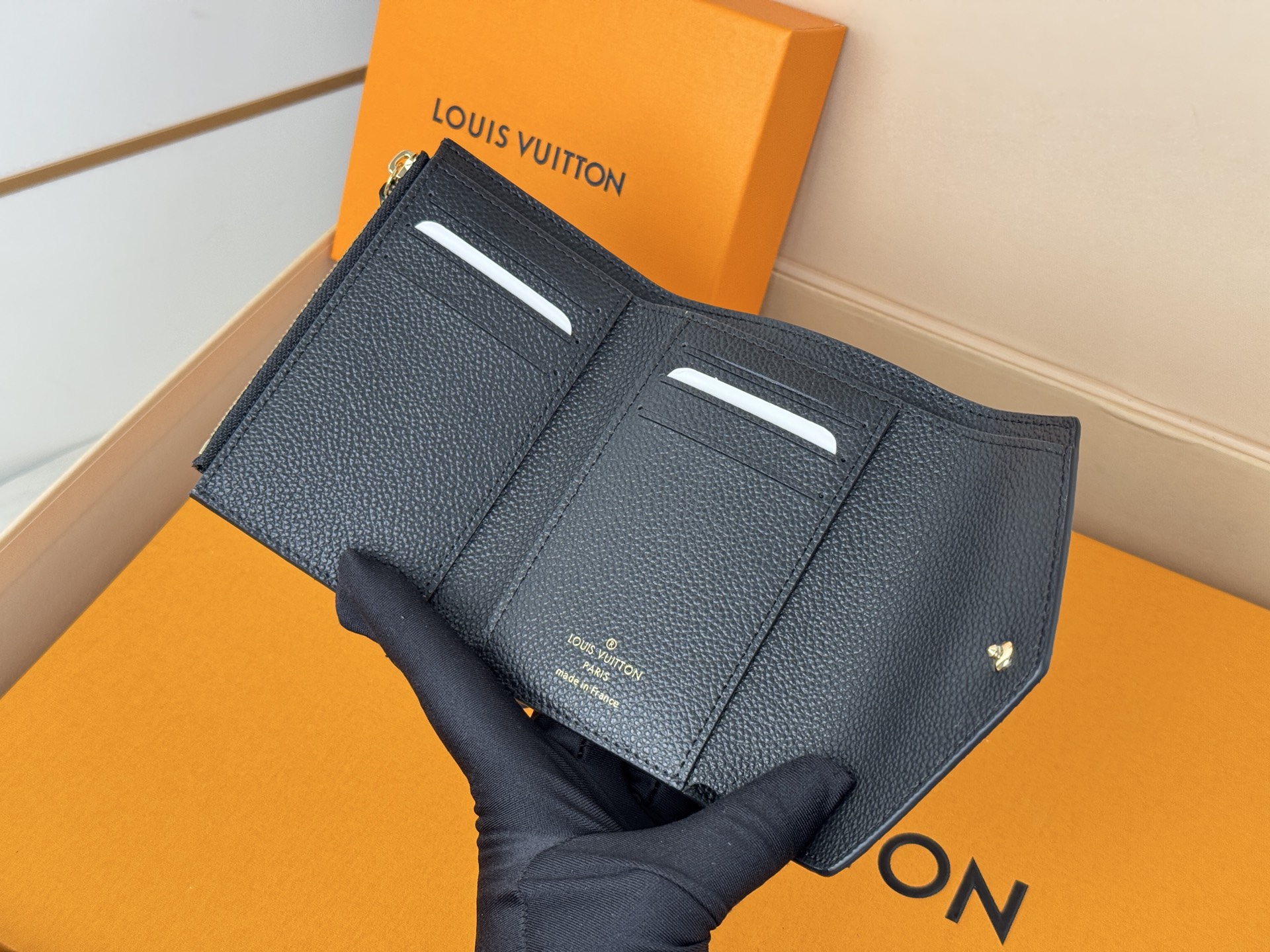 Louis Vuitton M80968黑色這款Victorine錢包以柔軟的粒面Monogram