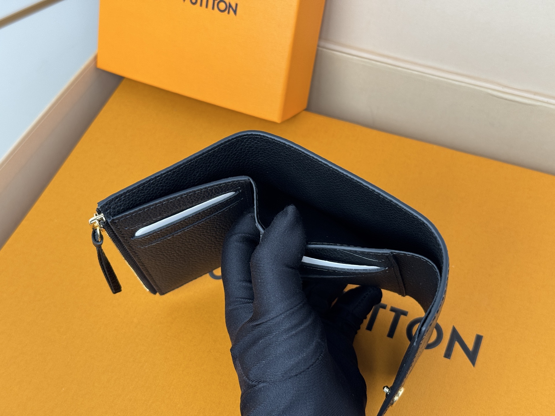 Louis Vuitton M80968黑色這款Victorine錢包以柔軟的粒面Monogram