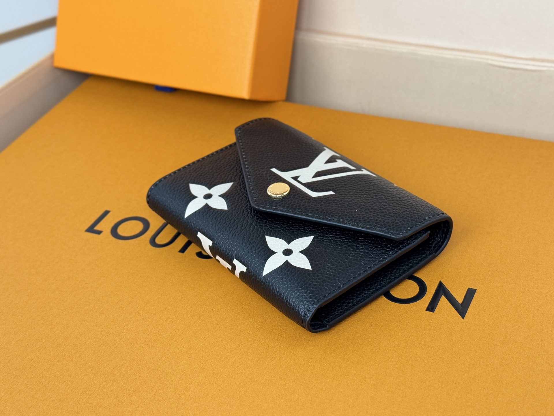 Louis Vuitton M80968黑色這款Victorine錢包以柔軟的粒面Monogram