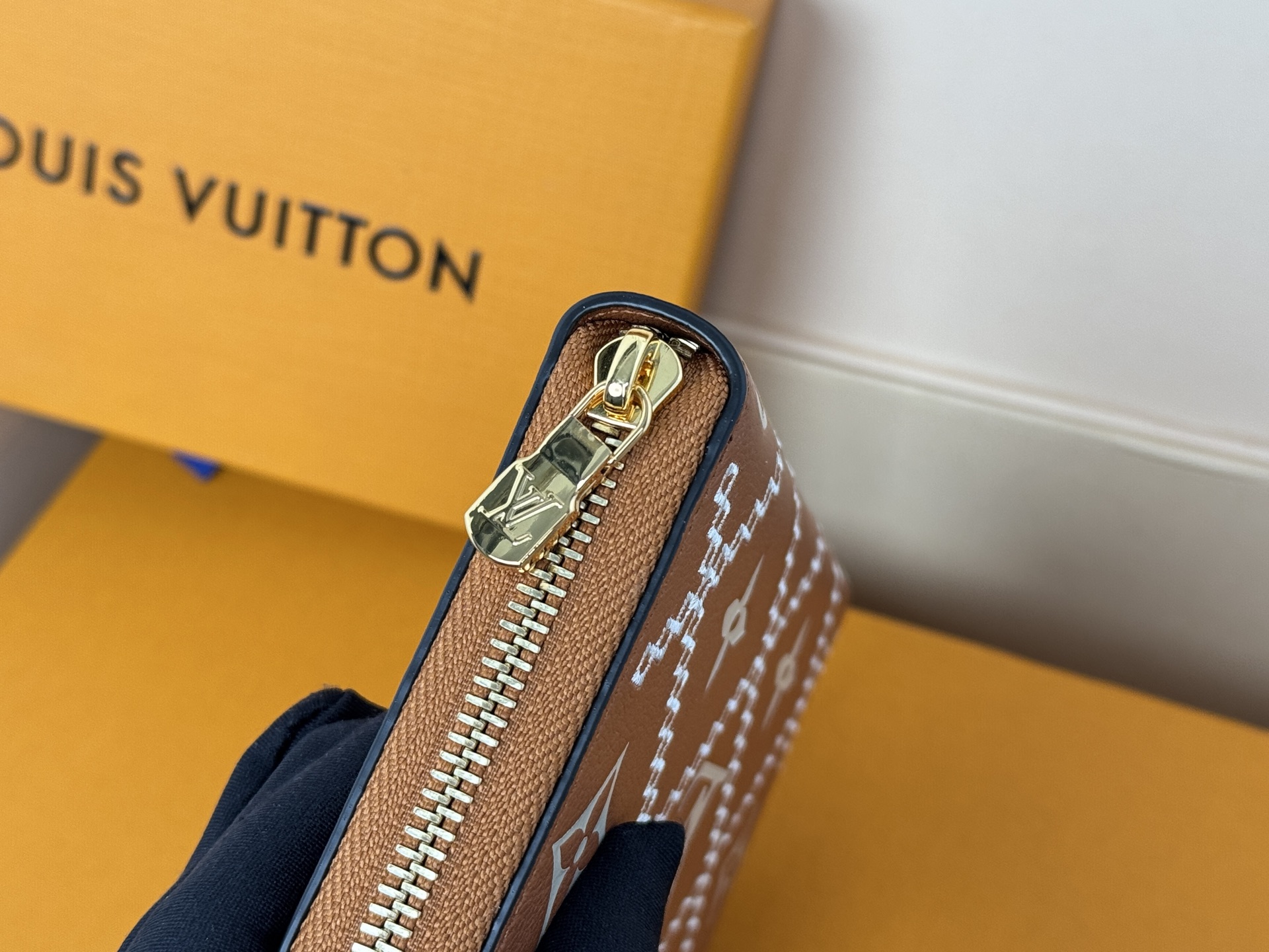 Louis Vuitton M81141 全皮压花小单拉钱包