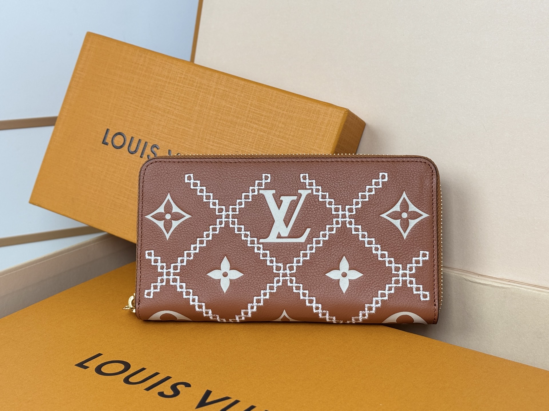 Louis Vuitton M81141 全皮压花小单拉钱包