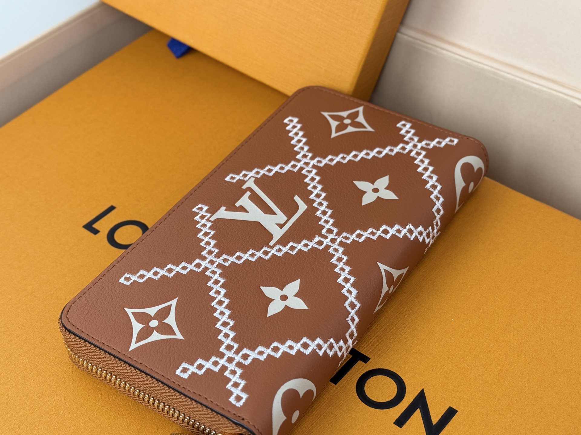 Louis Vuitton M81141 全皮压花小单拉钱包