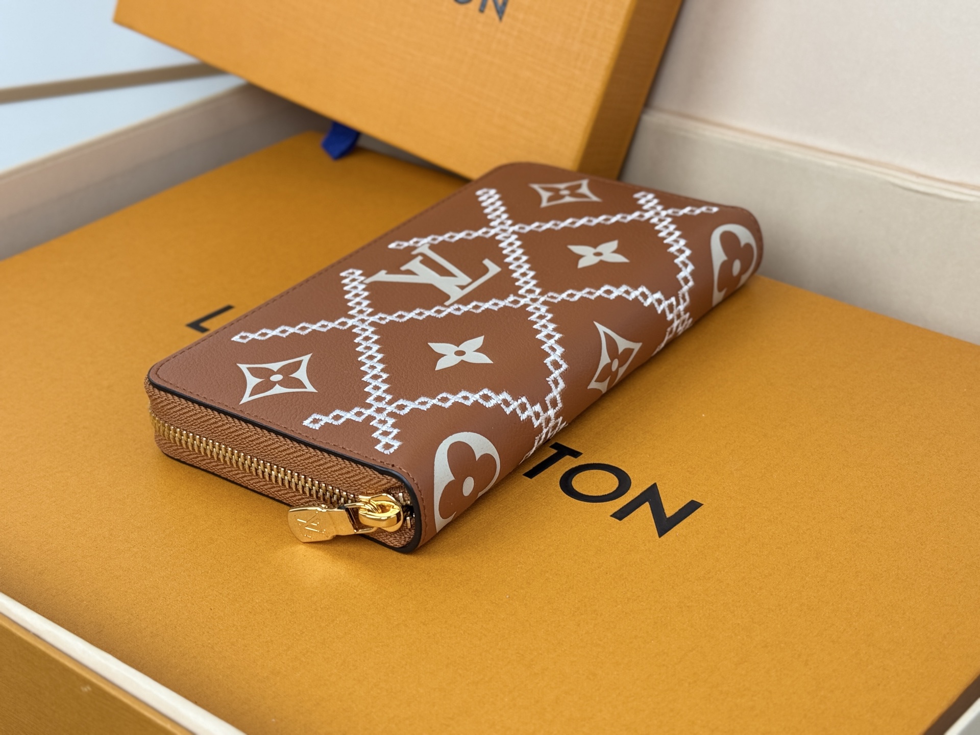 Louis Vuitton M81141 全皮压花小单拉钱包