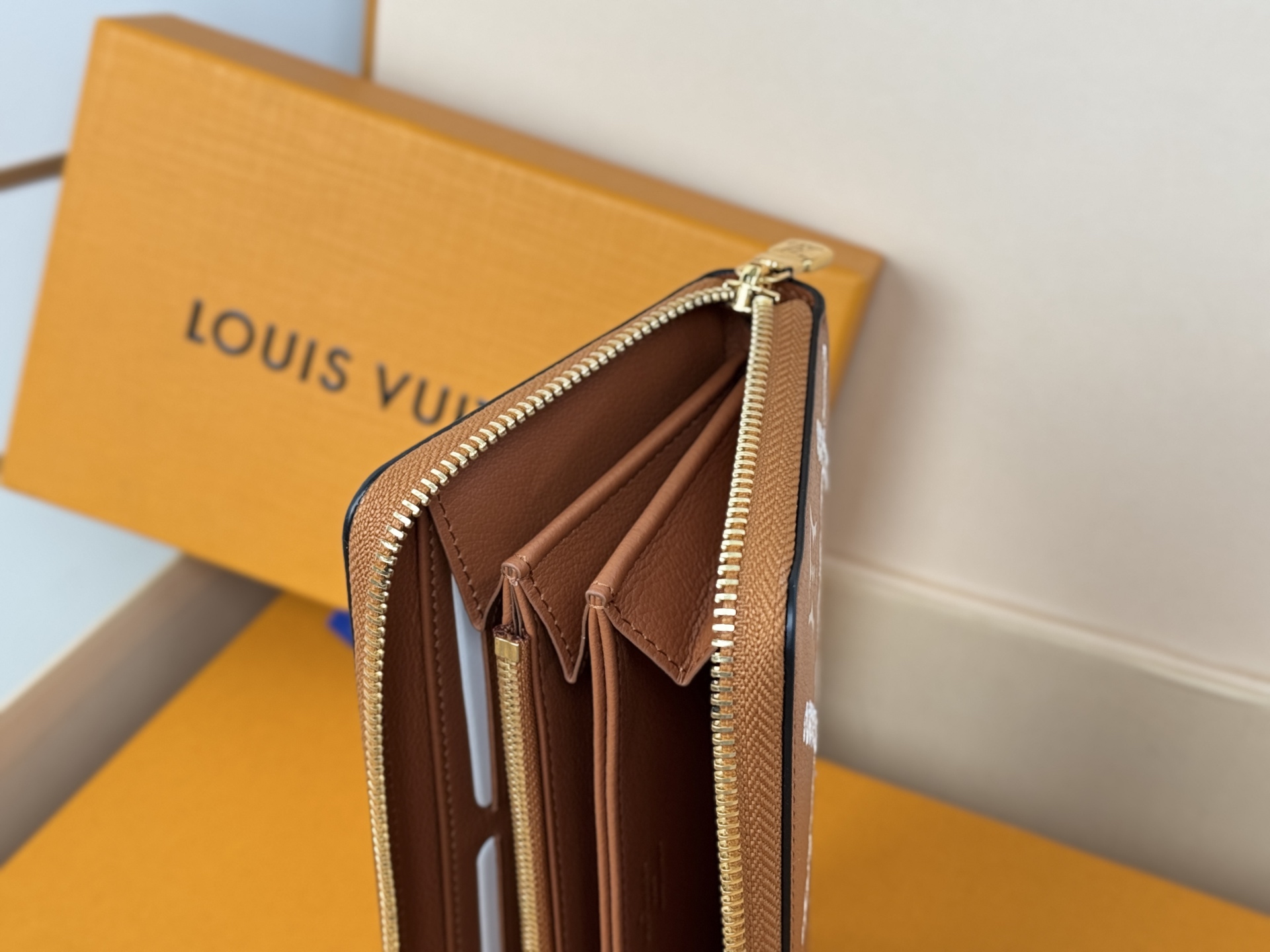 Louis Vuitton M81141 全皮压花小单拉钱包