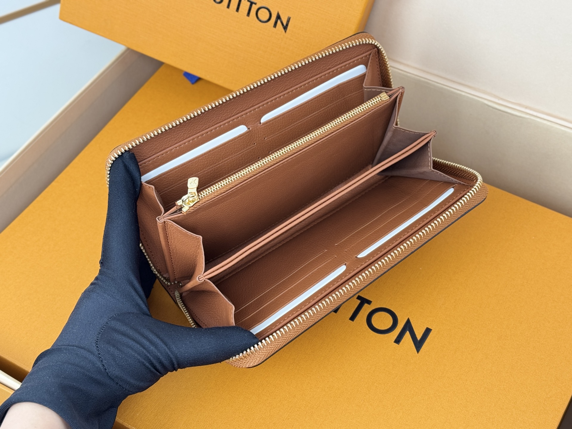 Louis Vuitton M81141 全皮压花小单拉钱包