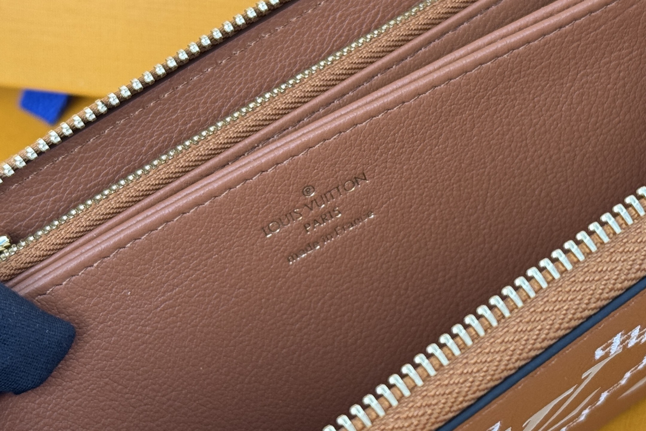 Louis Vuitton M81141 全皮压花小单拉钱包