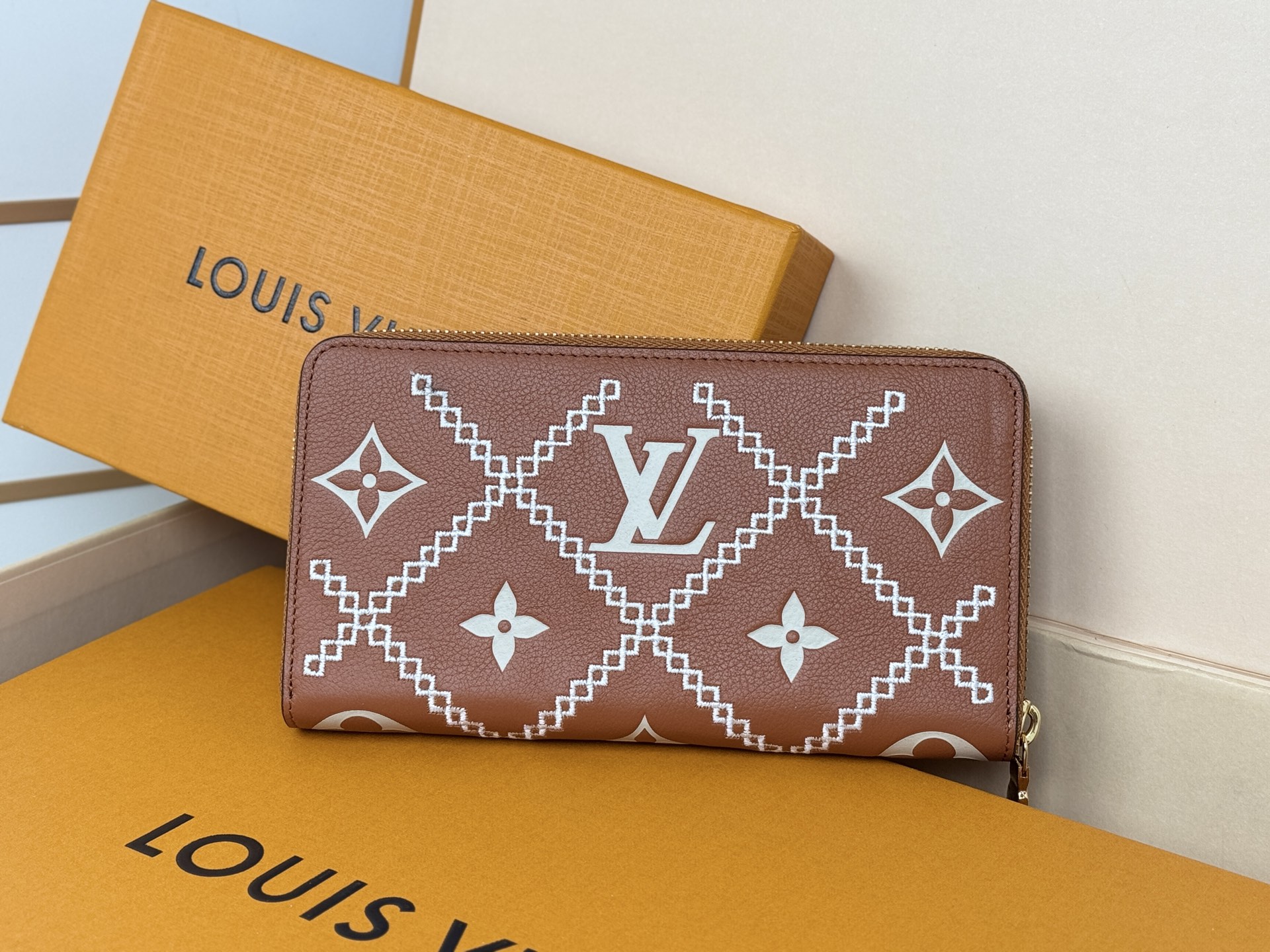 Louis Vuitton M81141 全皮压花小单拉钱包