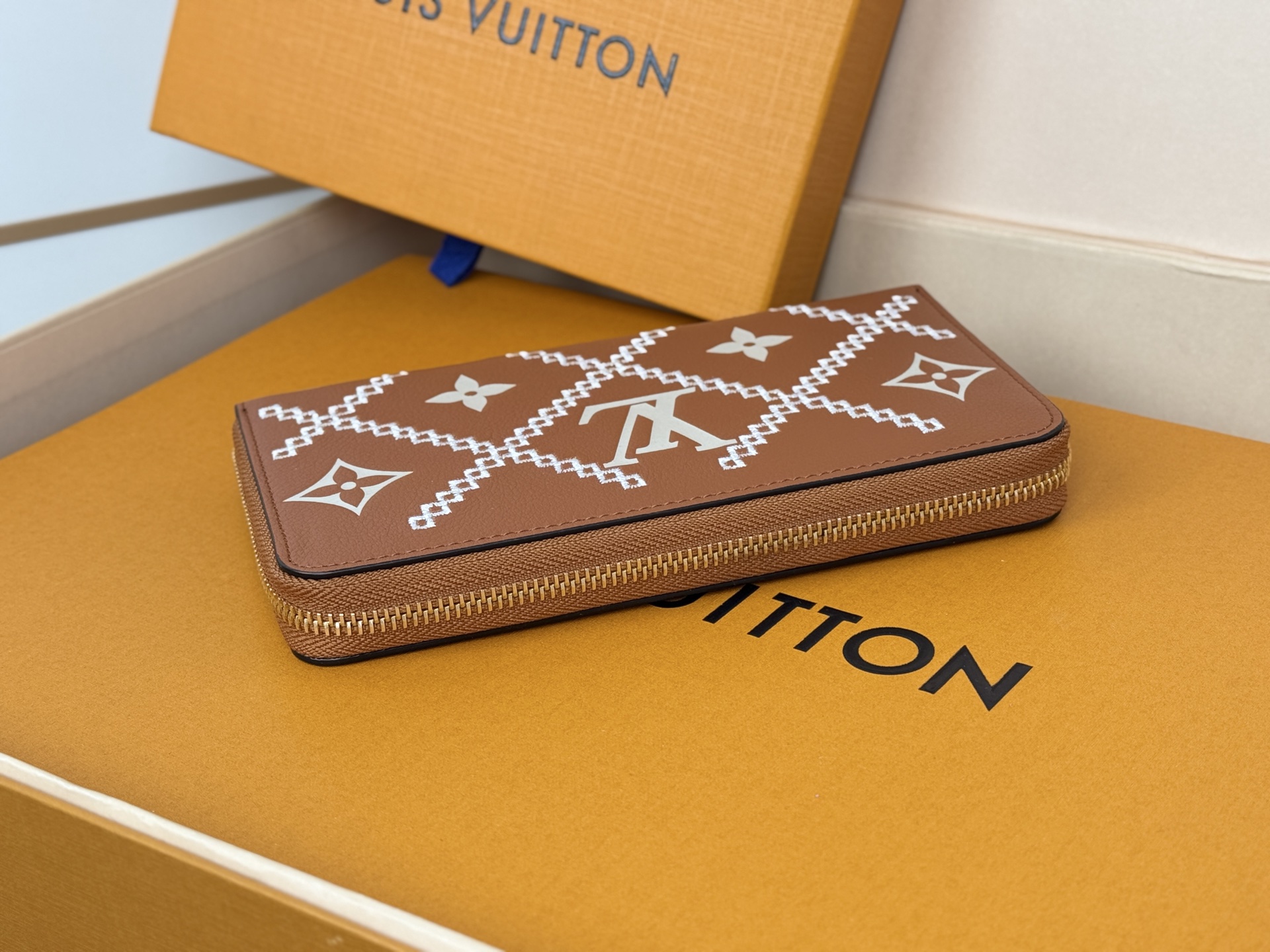 Louis Vuitton M81141 全皮压花小单拉钱包