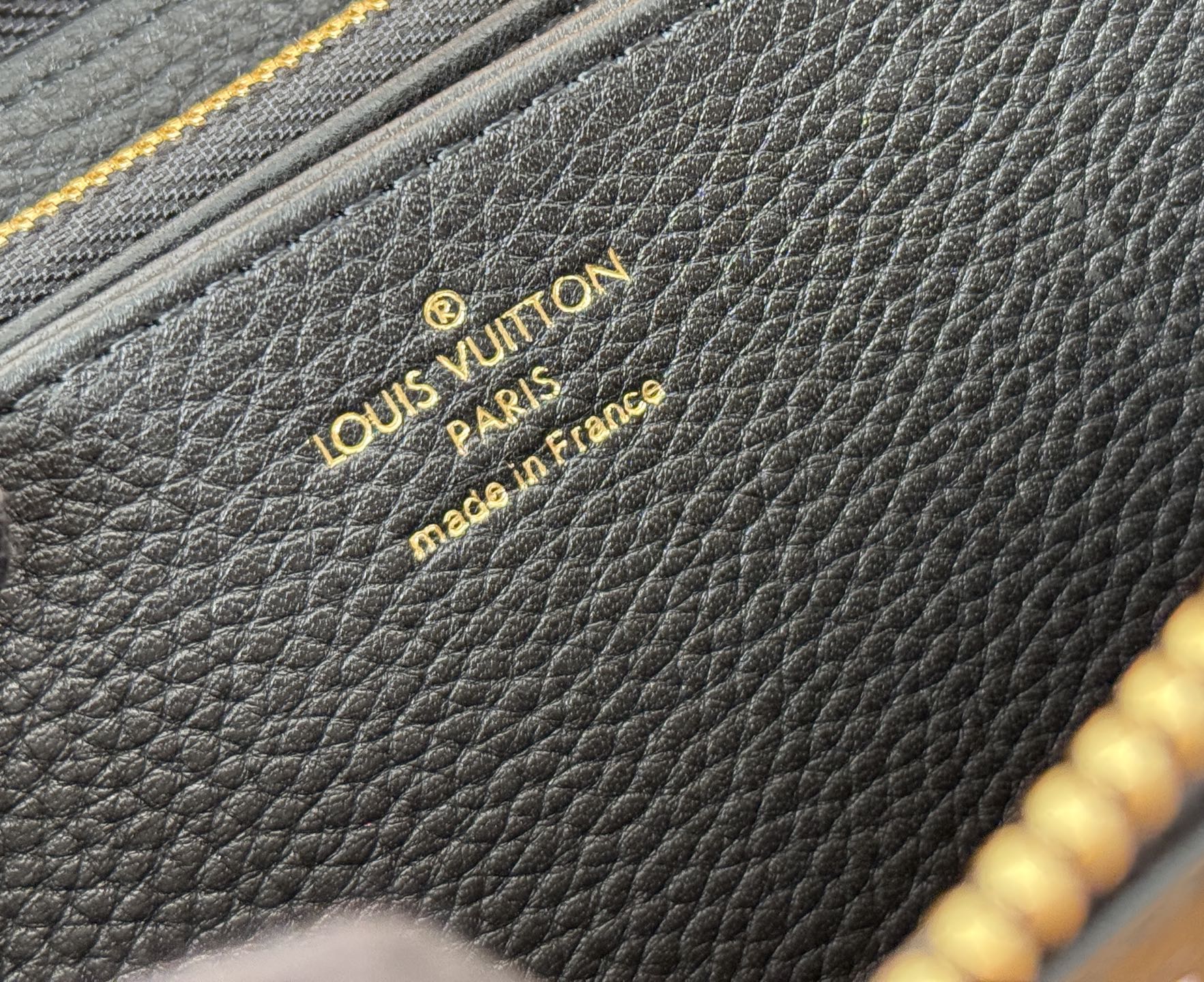 Louis Vuitton M81141 全皮压花小单拉钱包