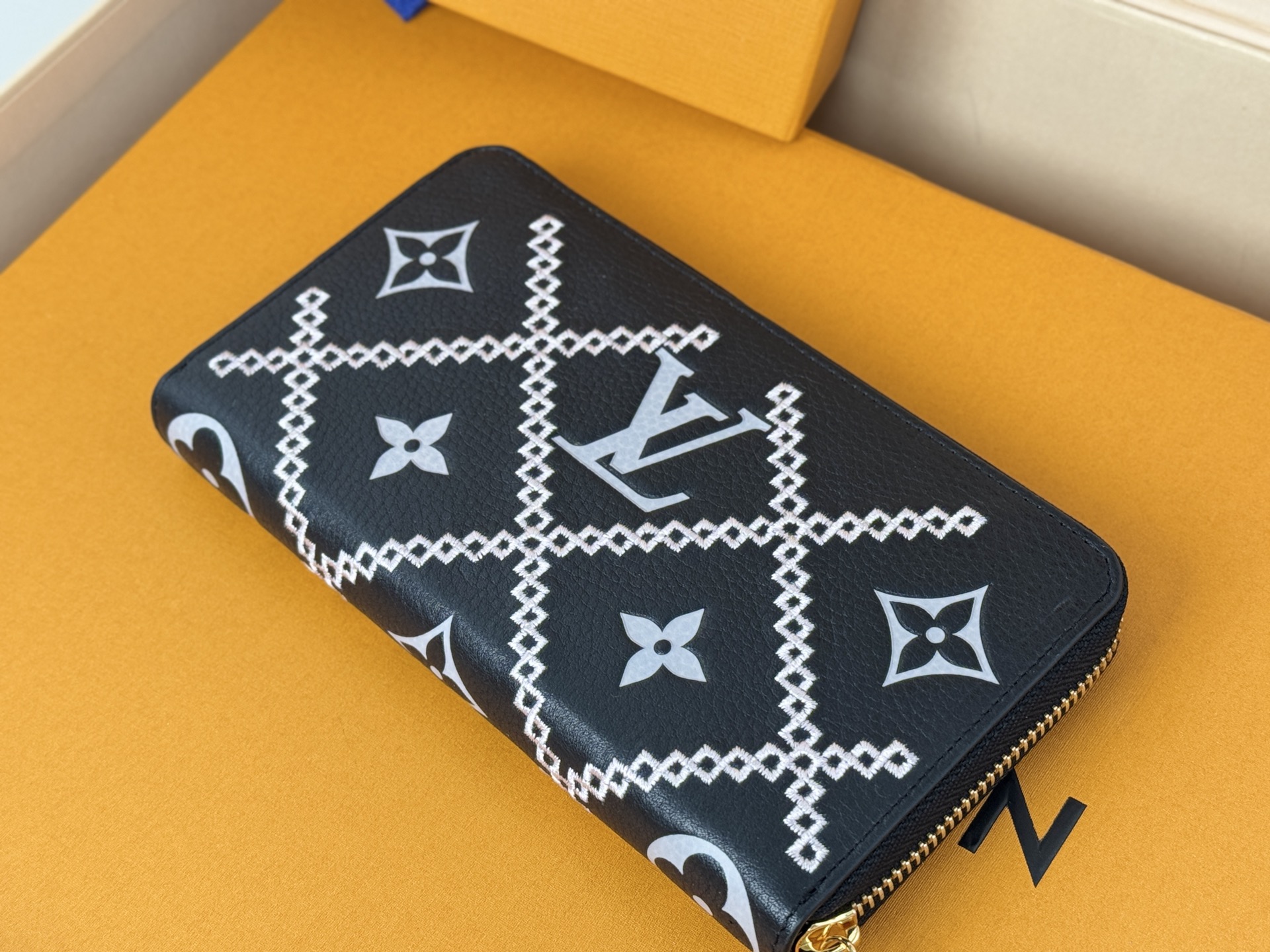 Louis Vuitton M81141 全皮压花小单拉钱包