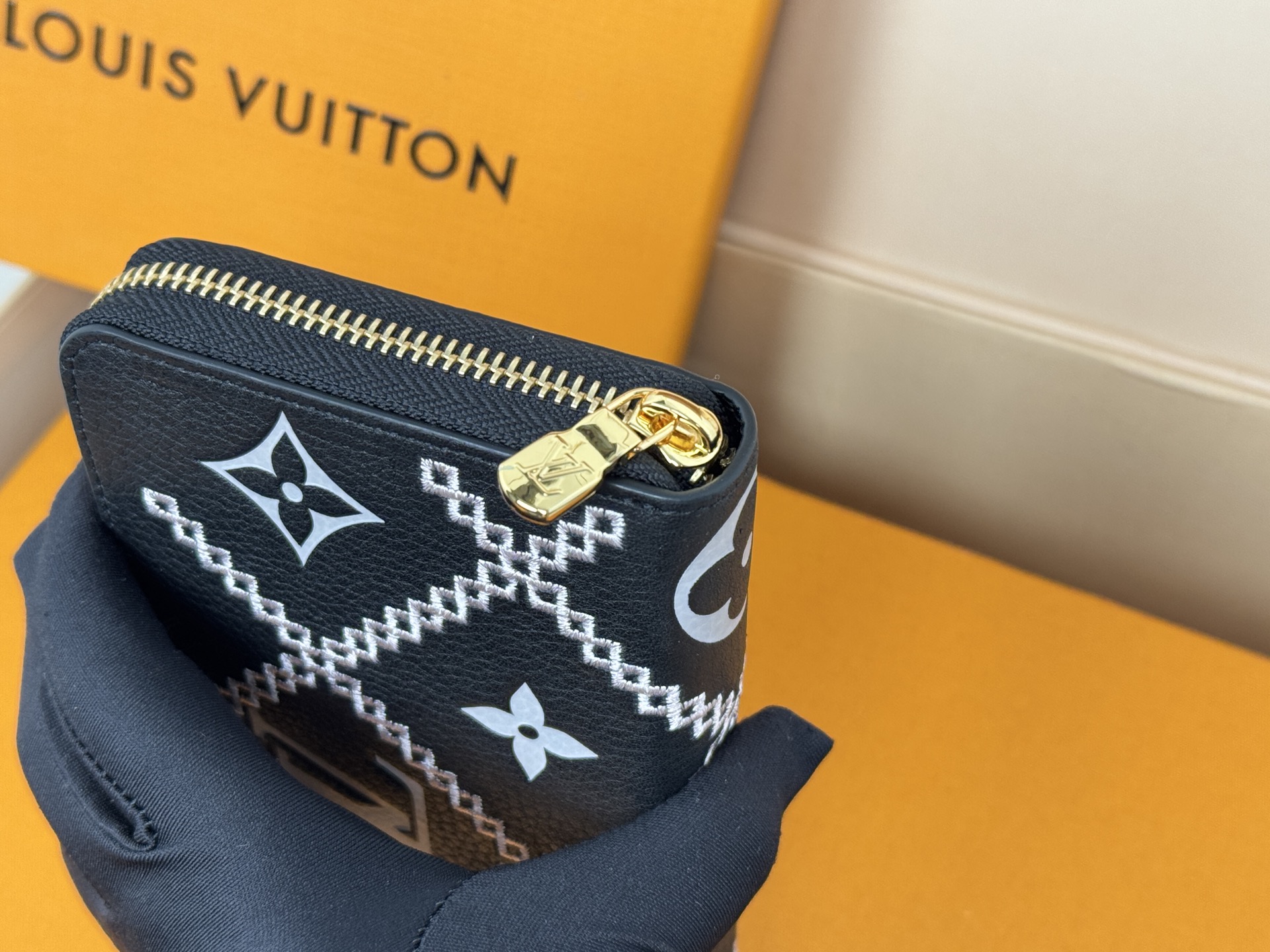 Louis Vuitton M81141 全皮压花小单拉钱包