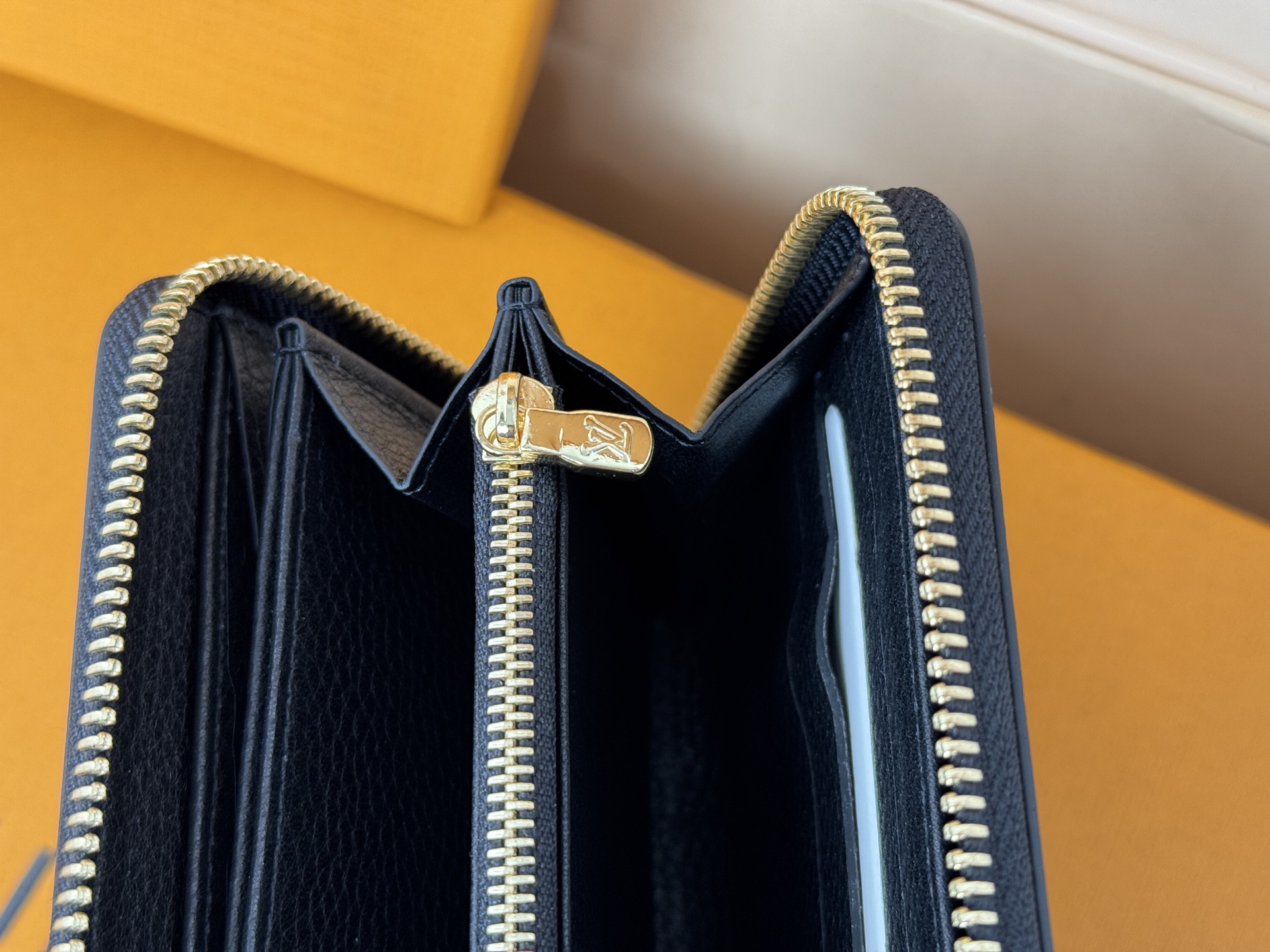 Louis Vuitton M81141 全皮压花小单拉钱包