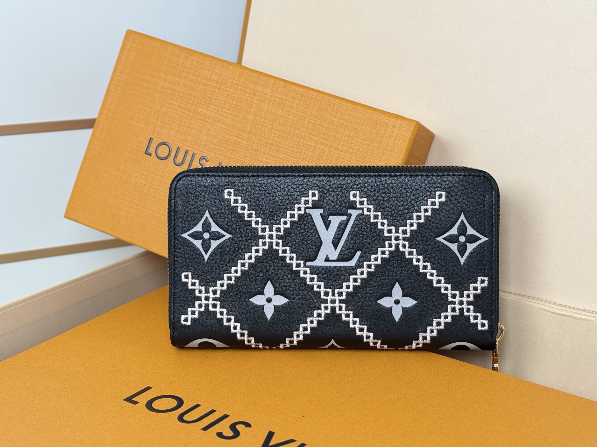 Louis Vuitton M81141 全皮压花小单拉钱包