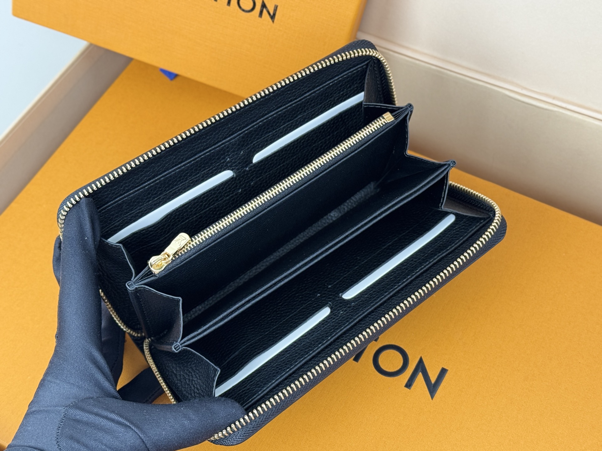 Louis Vuitton M81141 全皮压花小单拉钱包