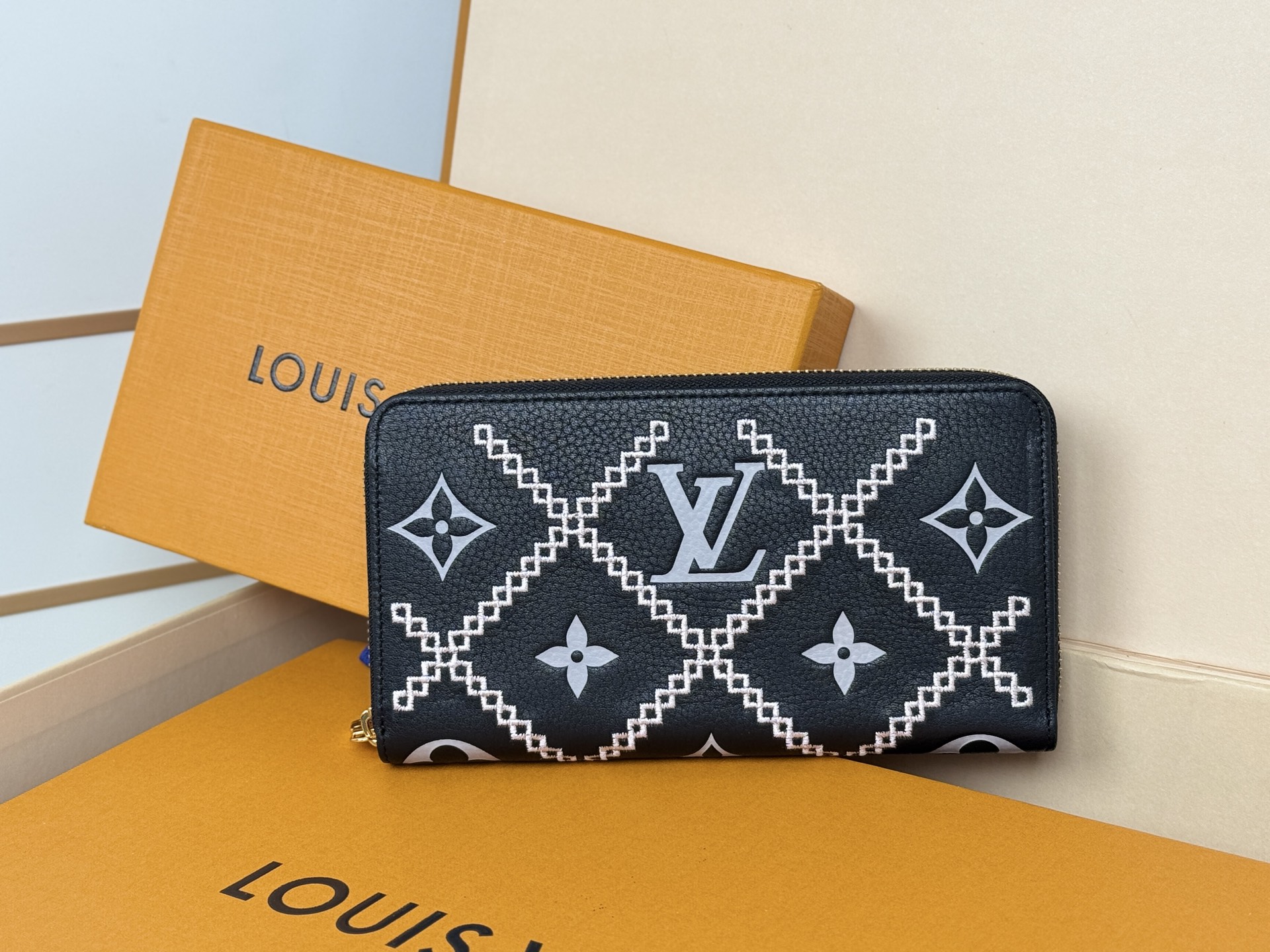 Louis Vuitton M81141 全皮压花小单拉钱包