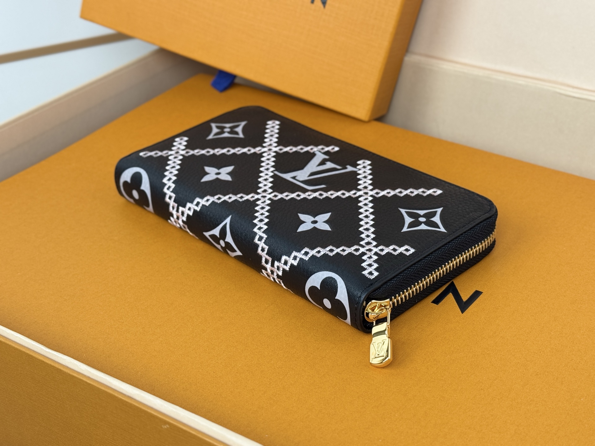 Louis Vuitton M81141 全皮压花小单拉钱包