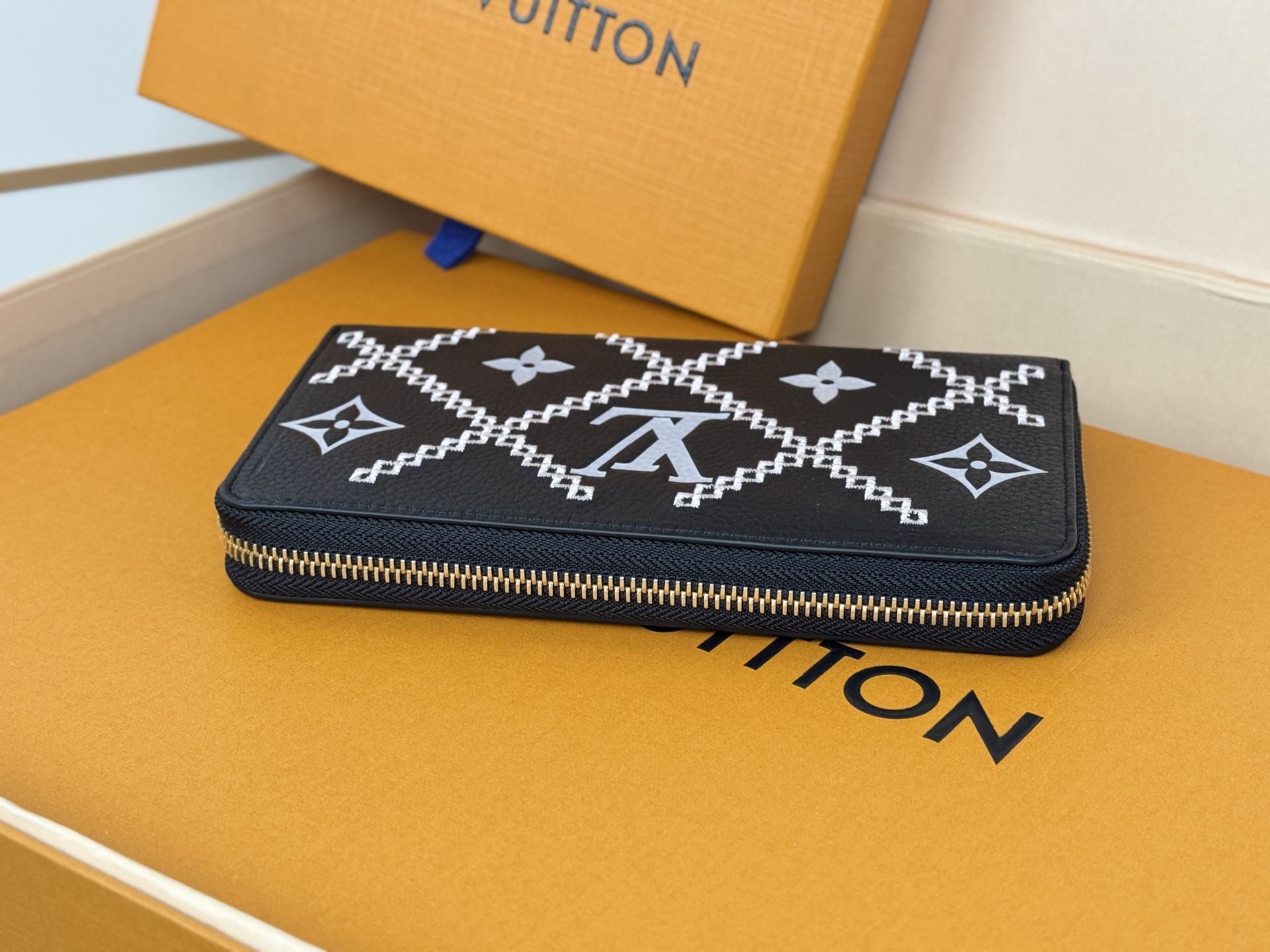 Louis Vuitton M81141 全皮压花小单拉钱包