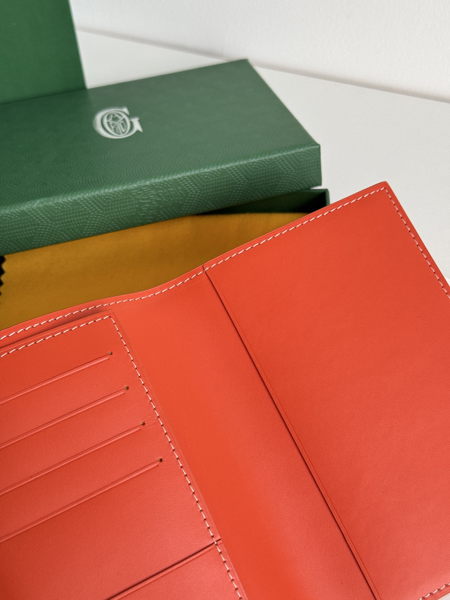 戈雅家 经典款护照夹 - 旅行に最適な収納力