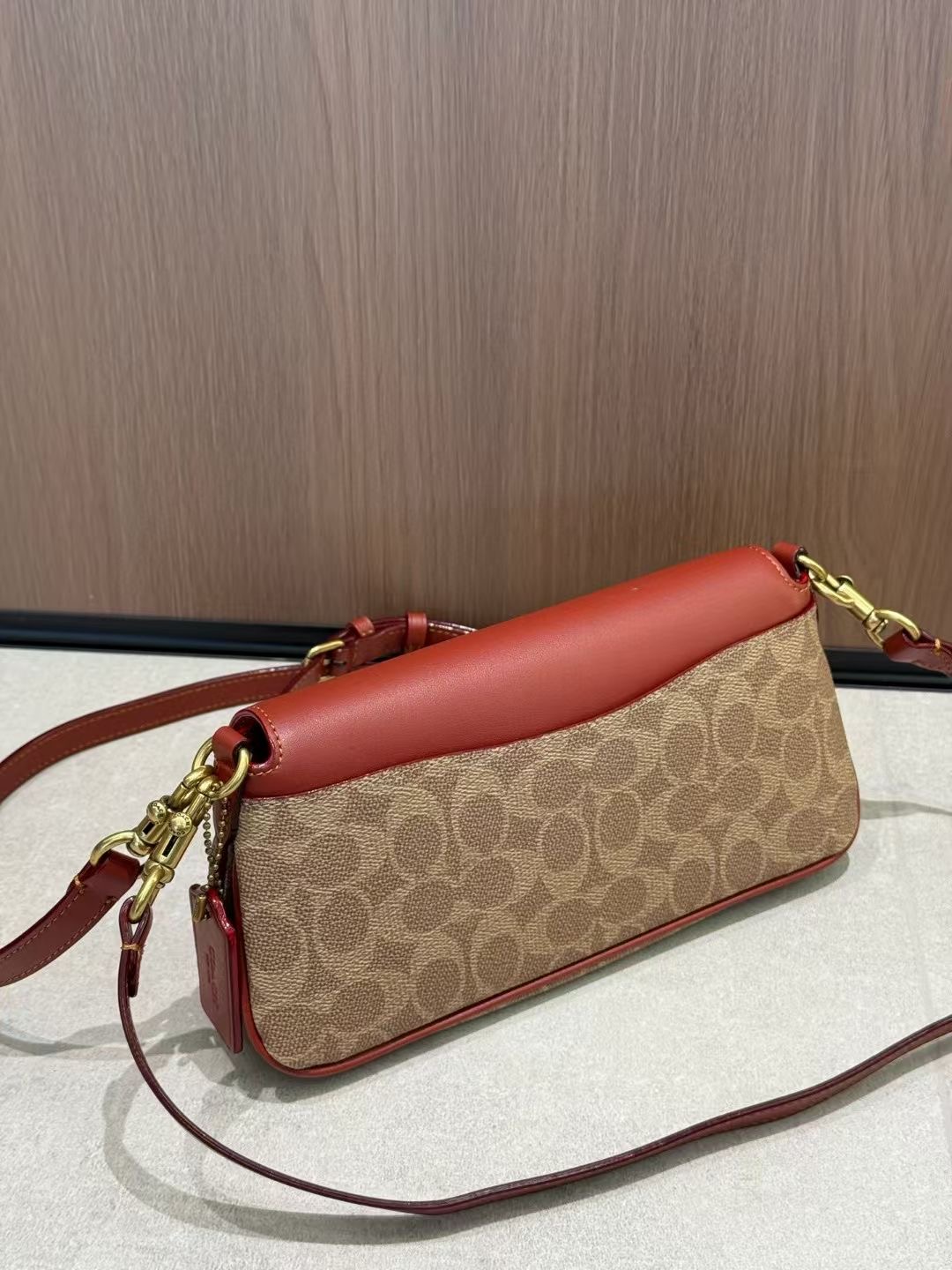 May coach26 high-end new product CBA83 CAM16 JET BAG trapezoidal small square bag, also known as baguette bag, can be carried on the shoulder or