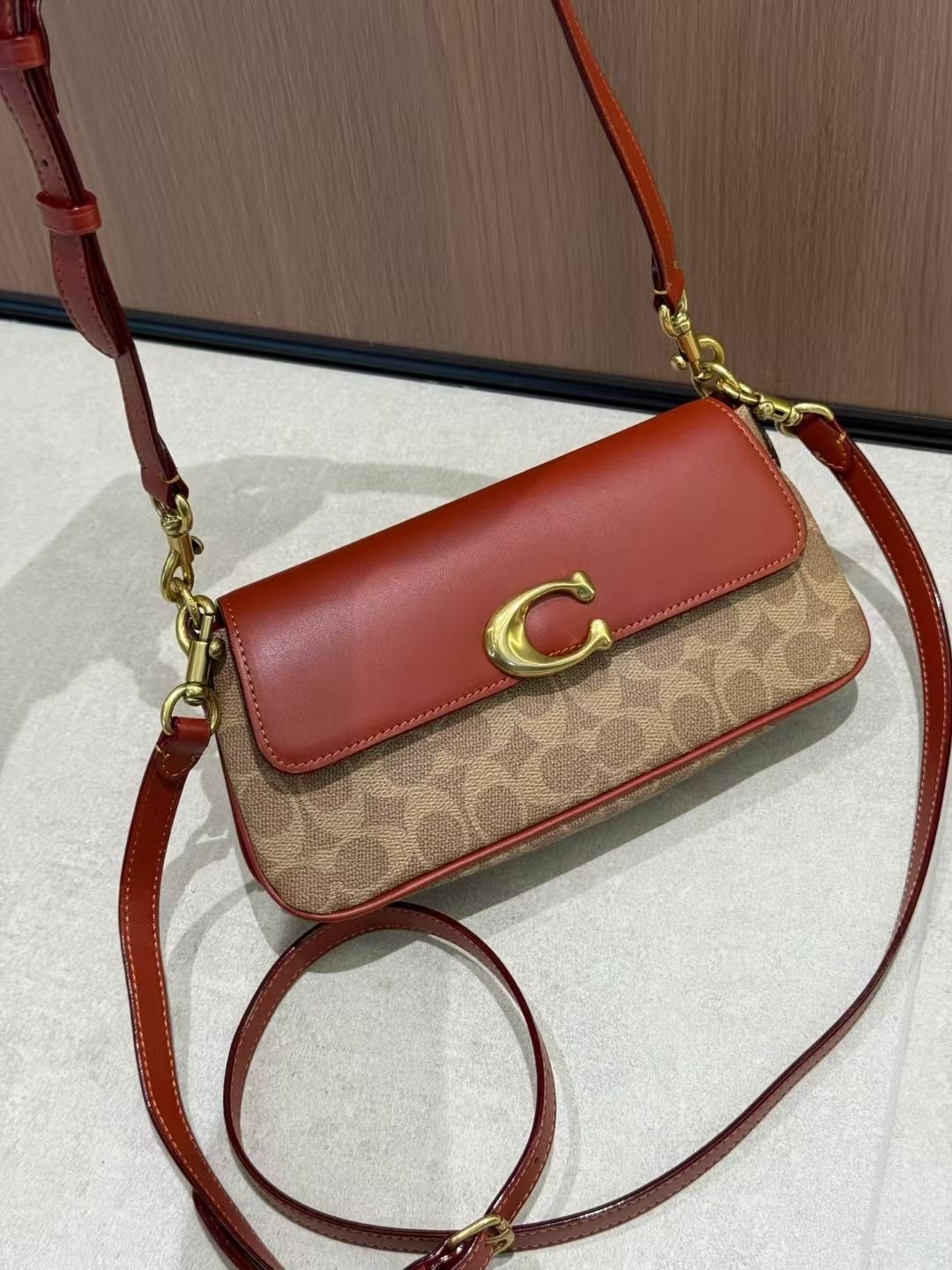 May coach26 high-end new product CBA83 CAM16 JET BAG trapezoidal small square bag, also known as baguette bag, can be carried on the shoulder or