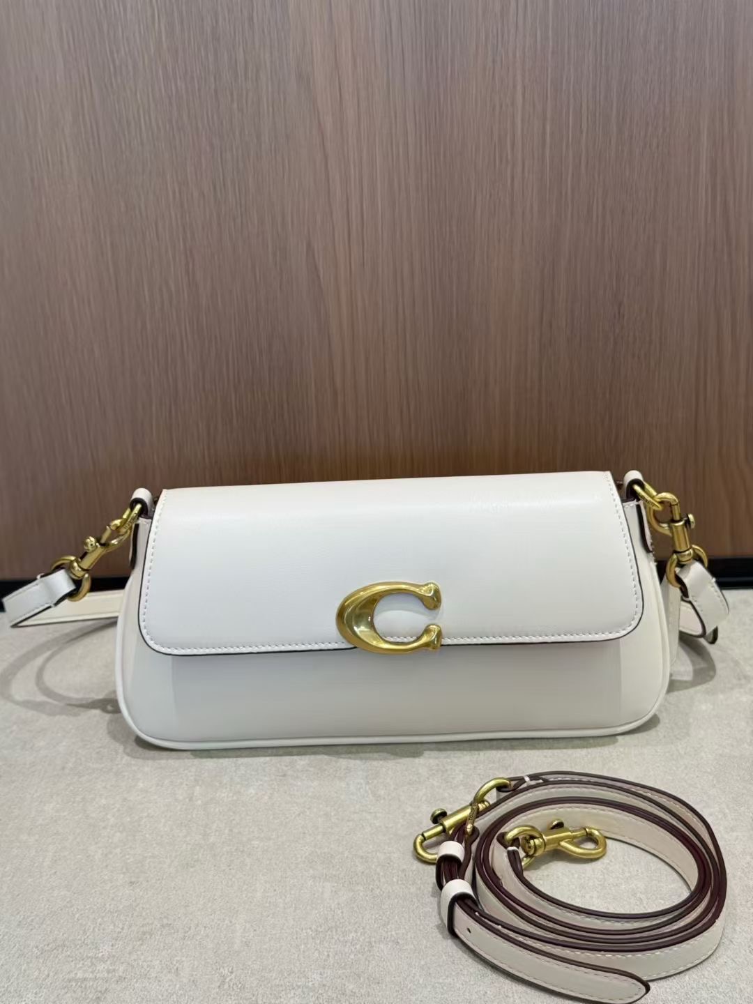 May coach26 high-end new product CBA83 CAM16 JET BAG trapezoidal small square bag, also known as baguette bag, can be carried on the shoulder or