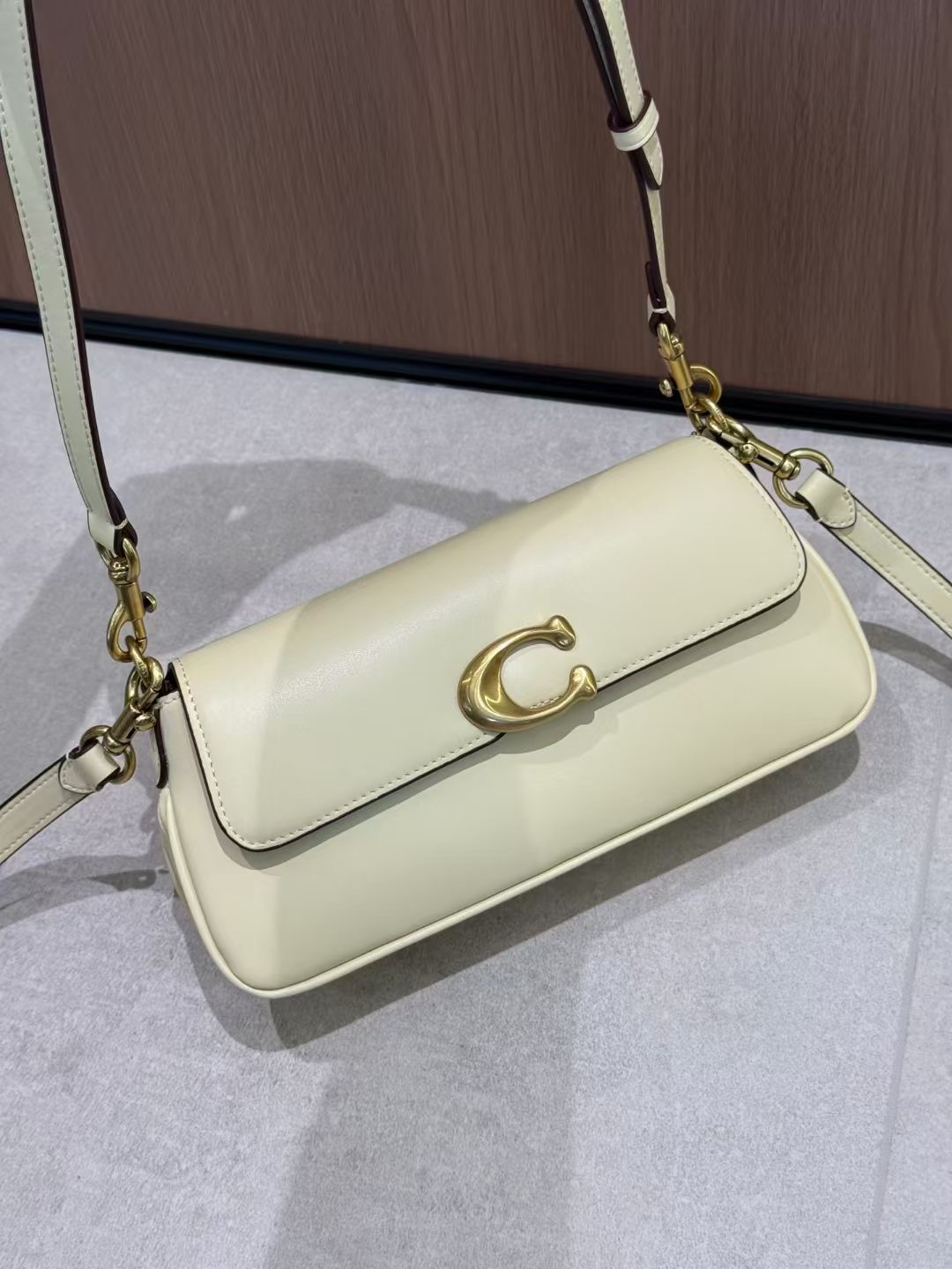 May coach26 high-end new product CBA83 CAM16 JET BAG trapezoidal small square bag, also known as baguette bag, can be carried on the shoulder or