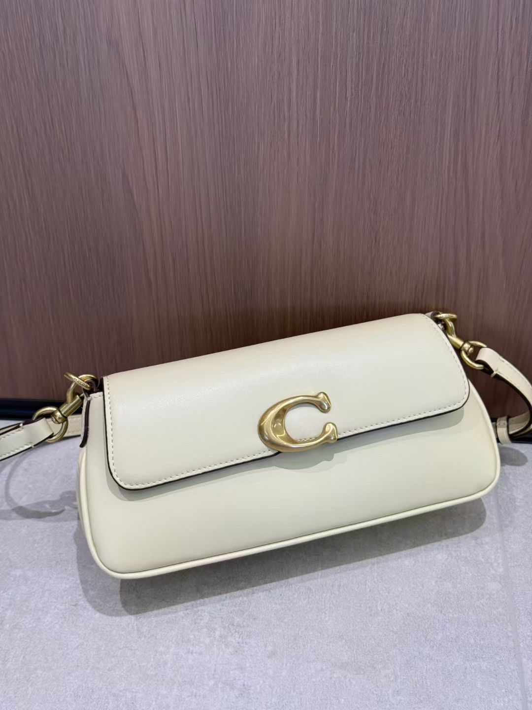 May coach26 high-end new product CBA83 CAM16 JET BAG trapezoidal small square bag, also known as baguette bag, can be carried on the shoulder or