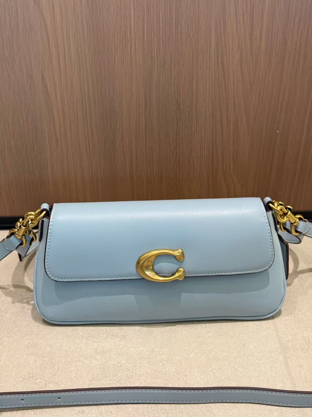 May coach26 high-end new product CBA83 CAM16 JET BAG trapezoidal small square bag, also known as baguette bag, can be carried on the shoulder or