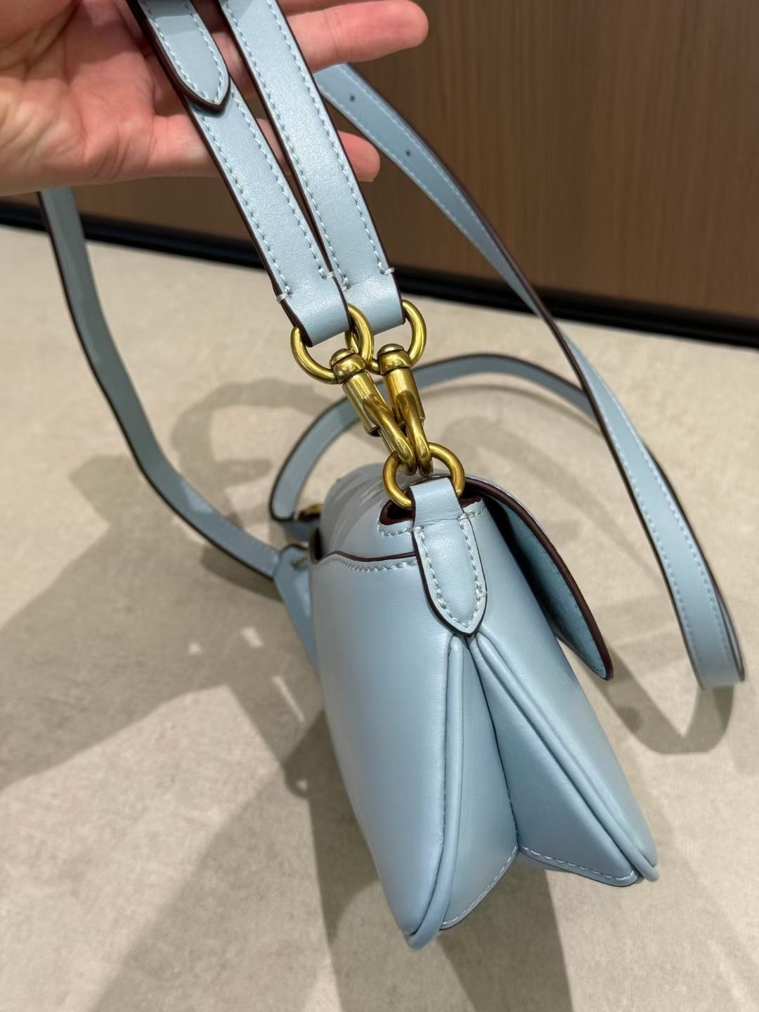 May coach26 high-end new product CBA83 CAM16 JET BAG trapezoidal small square bag, also known as baguette bag, can be carried on the shoulder or