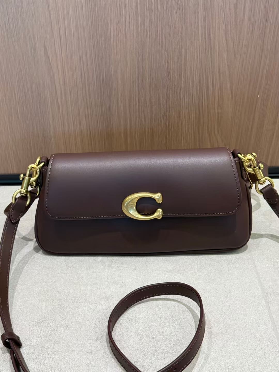 May coach26 high-end new product CBA83 CAM16 JET BAG trapezoidal small square bag, also known as baguette bag, can be carried on the shoulder or