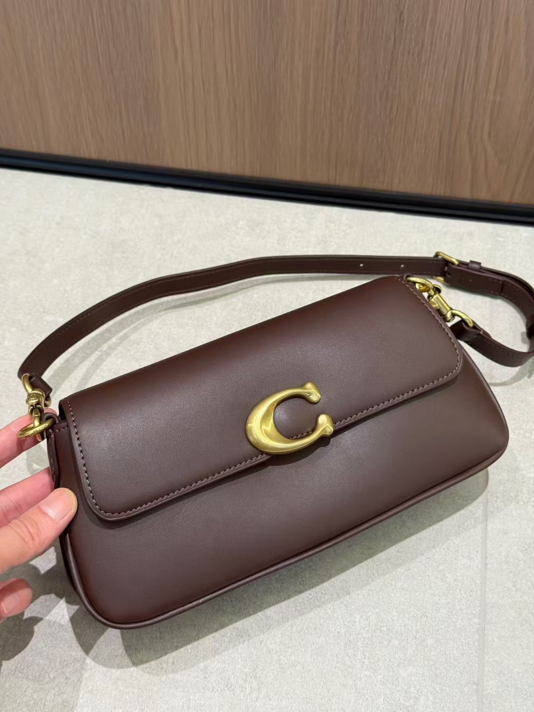 May coach26 high-end new product CBA83 CAM16 JET BAG trapezoidal small square bag, also known as baguette bag, can be carried on the shoulder or