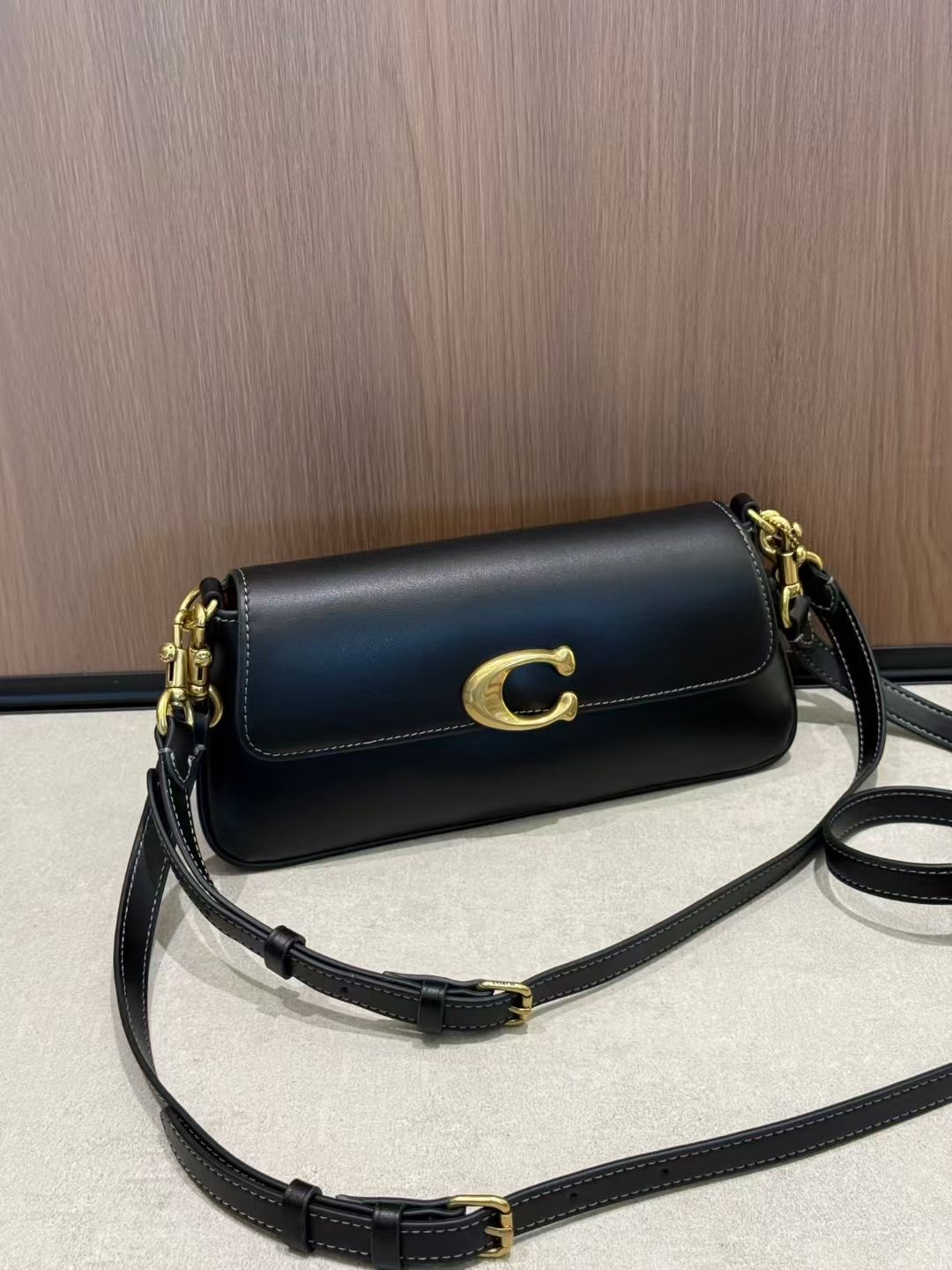 May coach26 high-end new product CBA83 CAM16 JET BAG trapezoidal small square bag, also known as baguette bag, can be carried on the shoulder or