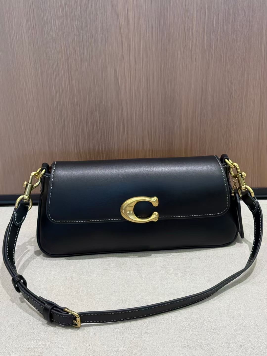 May coach26 high-end new product CBA83 CAM16 JET BAG trapezoidal small square bag, also known as baguette bag, can be carried on the shoulder or