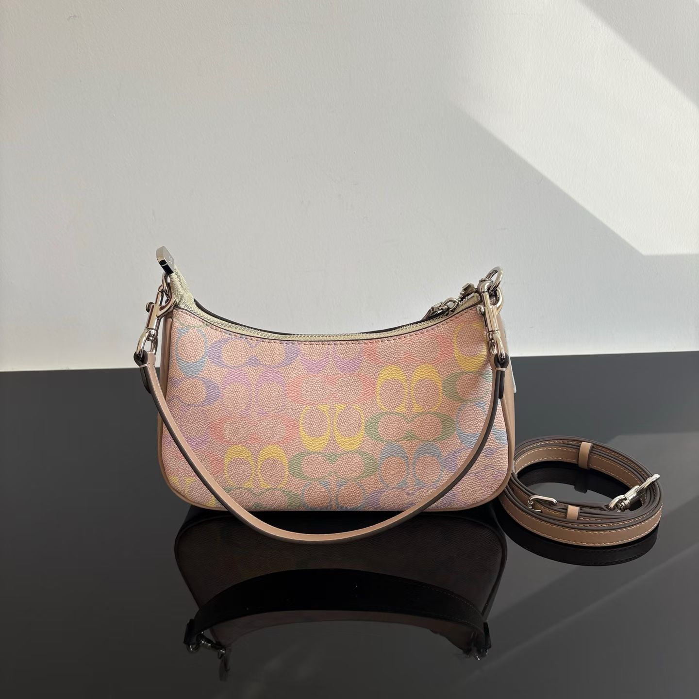 coach CDA91, Colored crescent bag/armpit bag, current trend, small size is just right, suitable for all seasons, presbyopia with leather, with cr