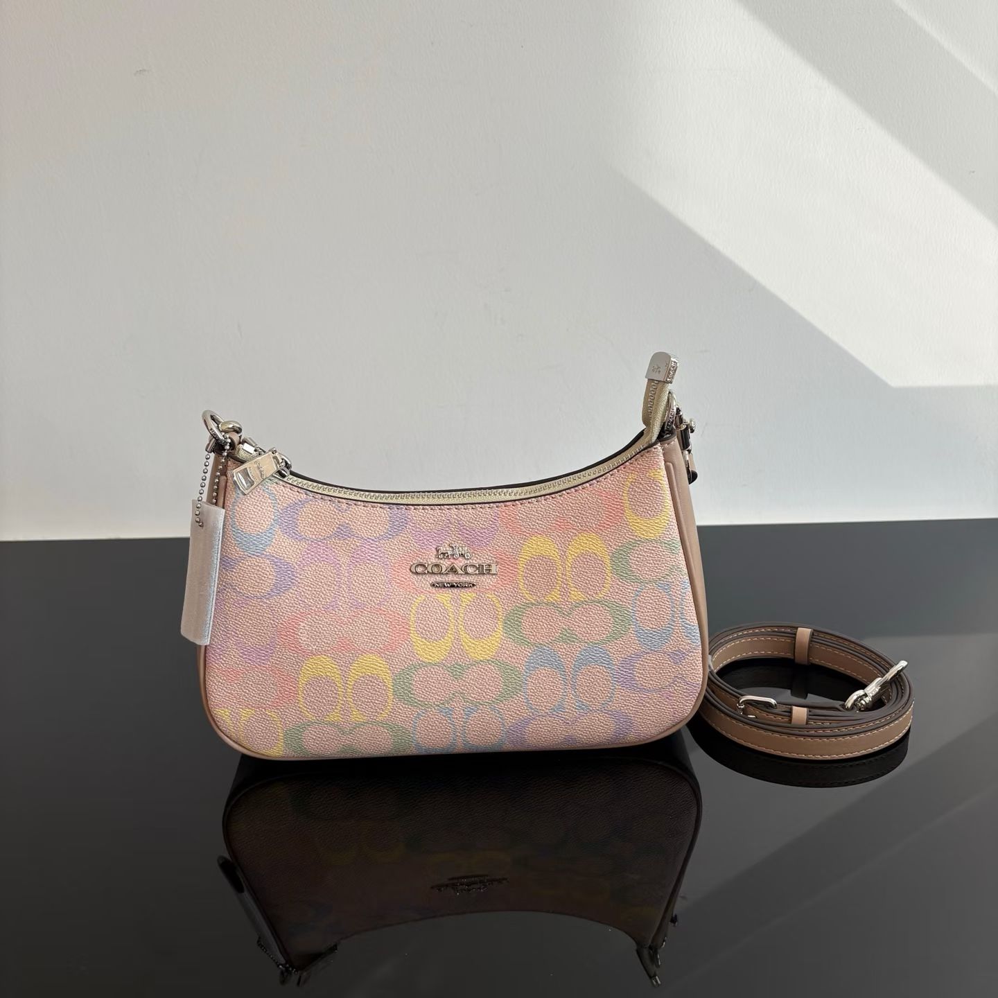 coach CDA91, Colored crescent bag/armpit bag, current trend, small size is just right, suitable for all seasons, presbyopia with leather, with cr