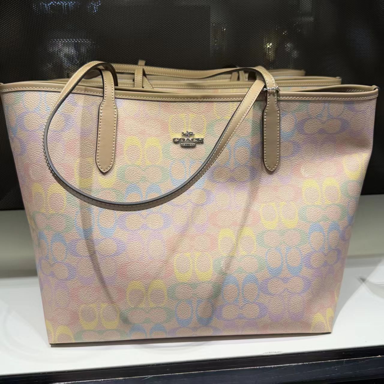 Coach New model for 2026 Year of the Horse. Rainbow tote bag, rainbow print CDA93 on the front, awesome! The reverse side is solid color, simple