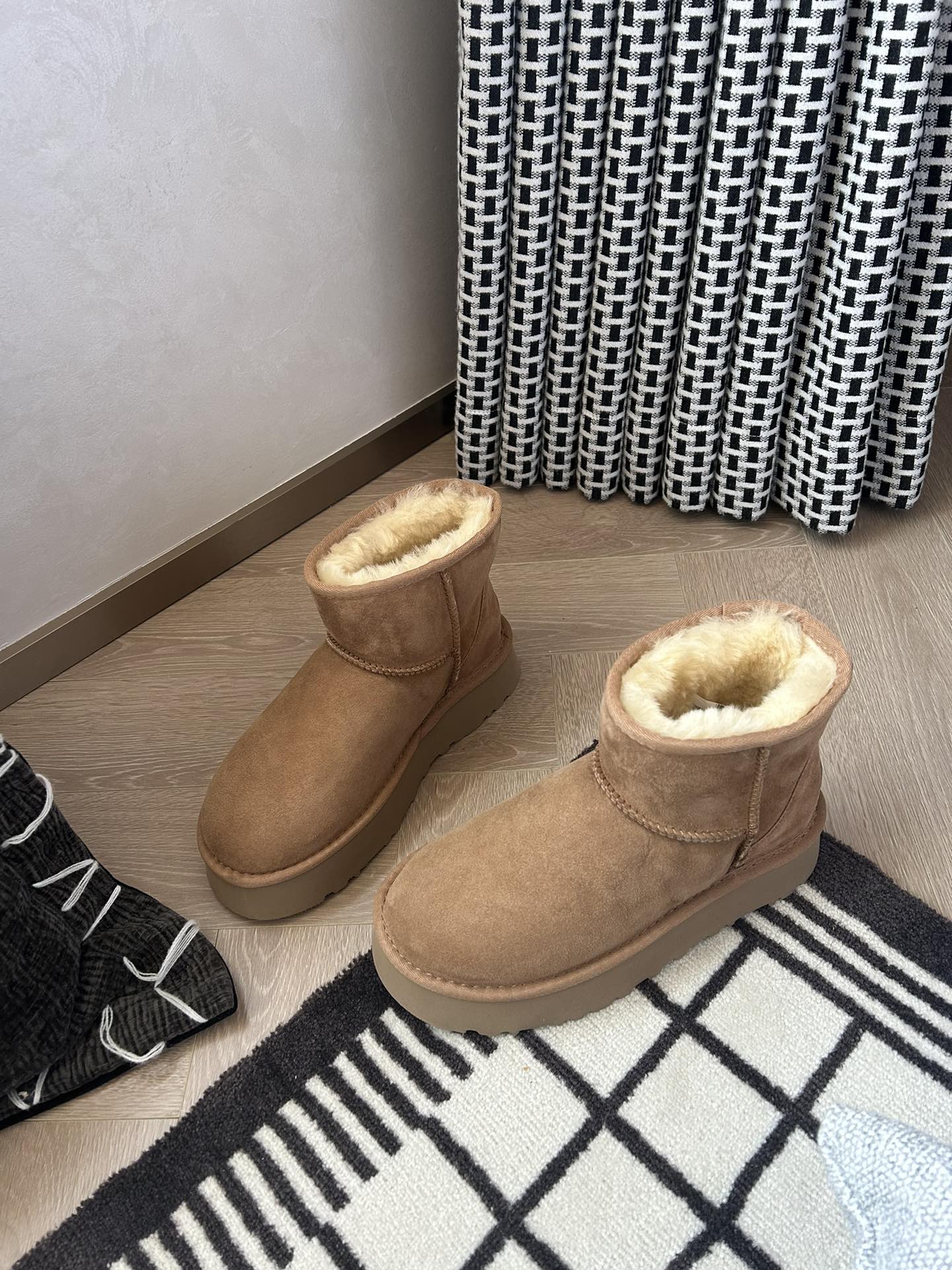 🌹5964皮毛一体厚底秋冬氛围感，被这双浅棕色雪地靴拿捏住啦～绒面质感高级，内里暖乎乎像裹着云朵，搭配裙