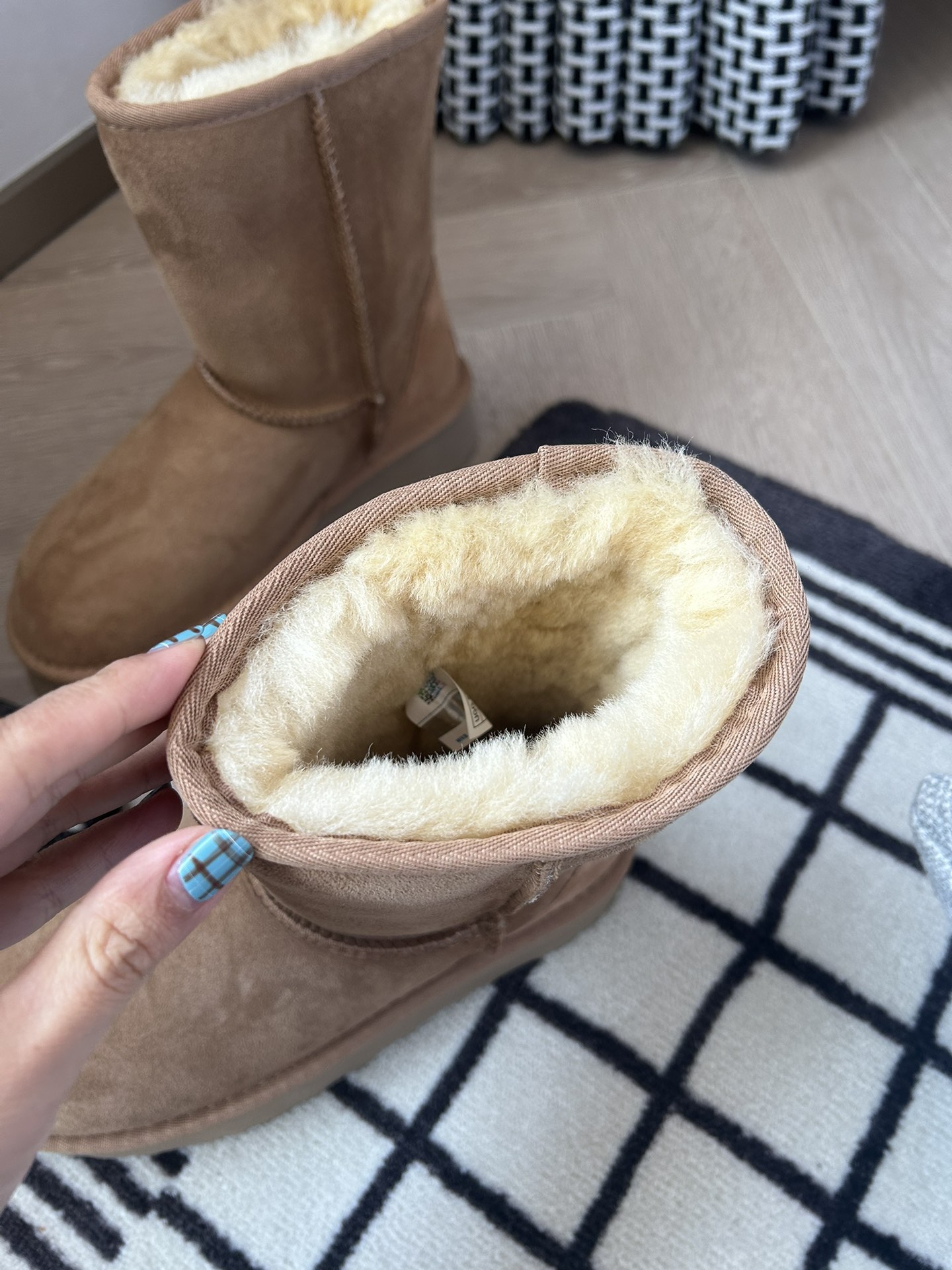 🌹5935皮毛一体厚底秋冬氛围感，被这双浅棕色雪地靴拿捏住啦～绒面质感高级，内里暖乎乎像裹着云朵，搭配裙