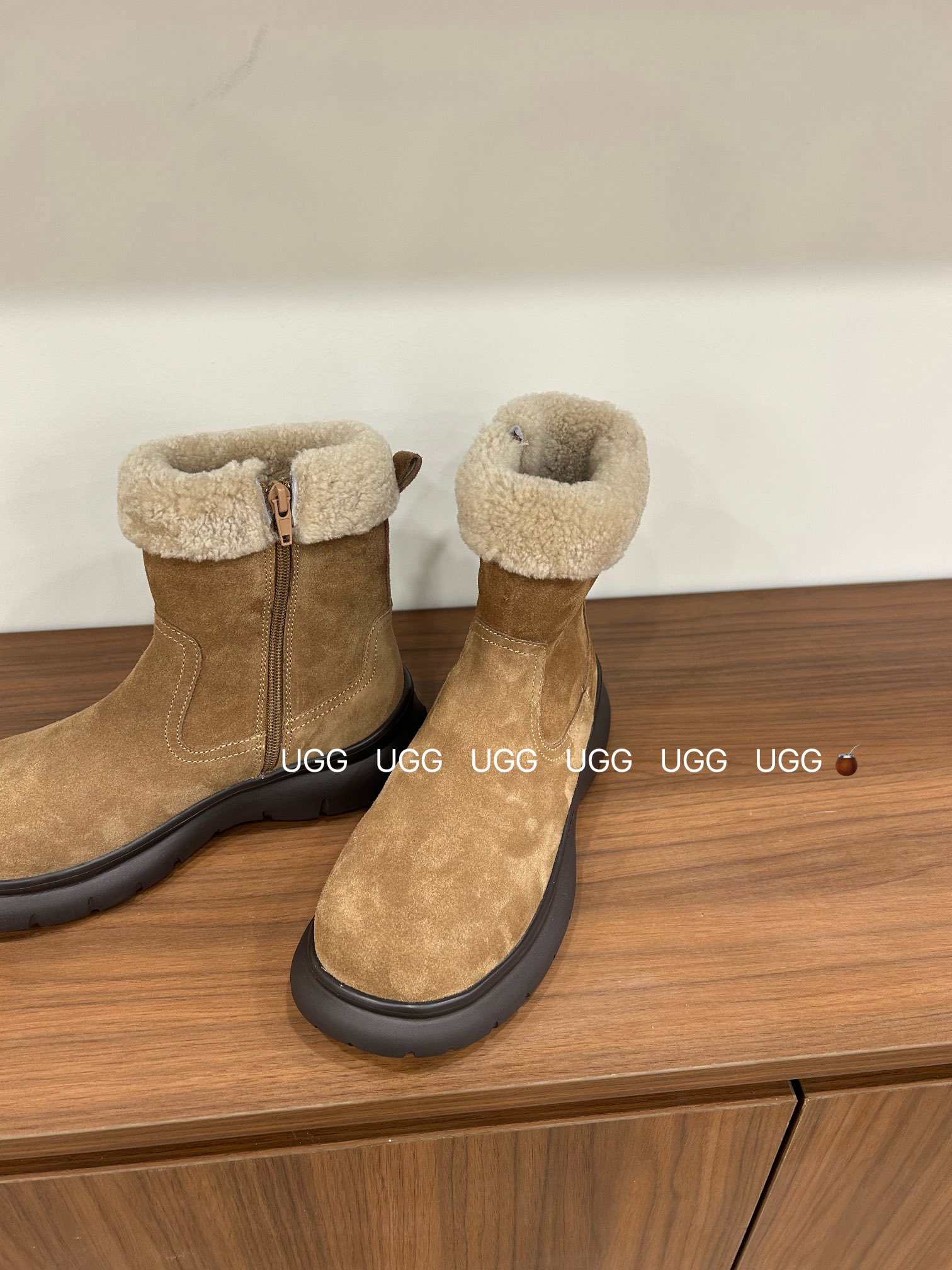 🔥「UGG复古卷毛靴」：把秋冬的温柔与个性，一脚踩进生活里，码数35-40！当复古做旧的麂皮遇上软乎乎的